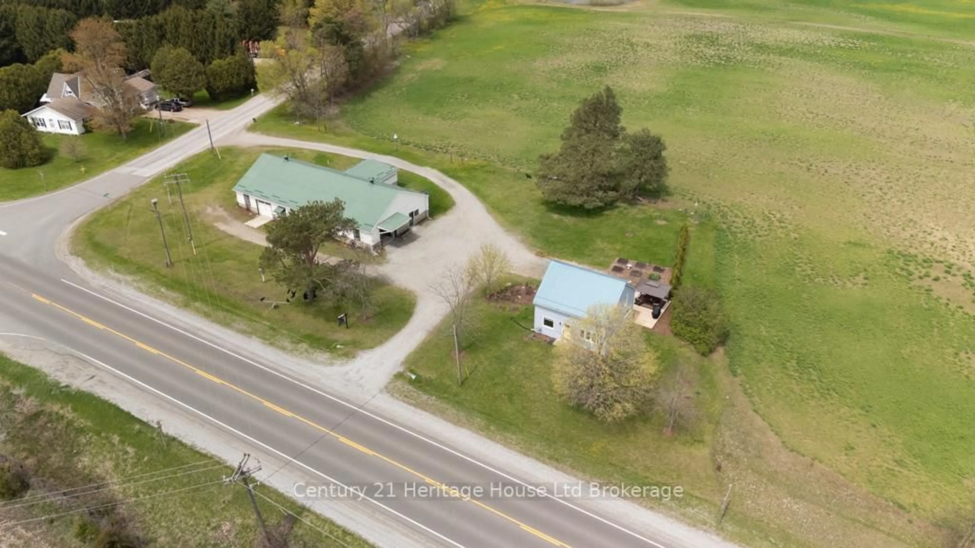 A pic from outside/outdoor area/front of a property/back of a property/a pic from drone, unknown for 407 Main St, Norfolk Ontario N0J 1E0