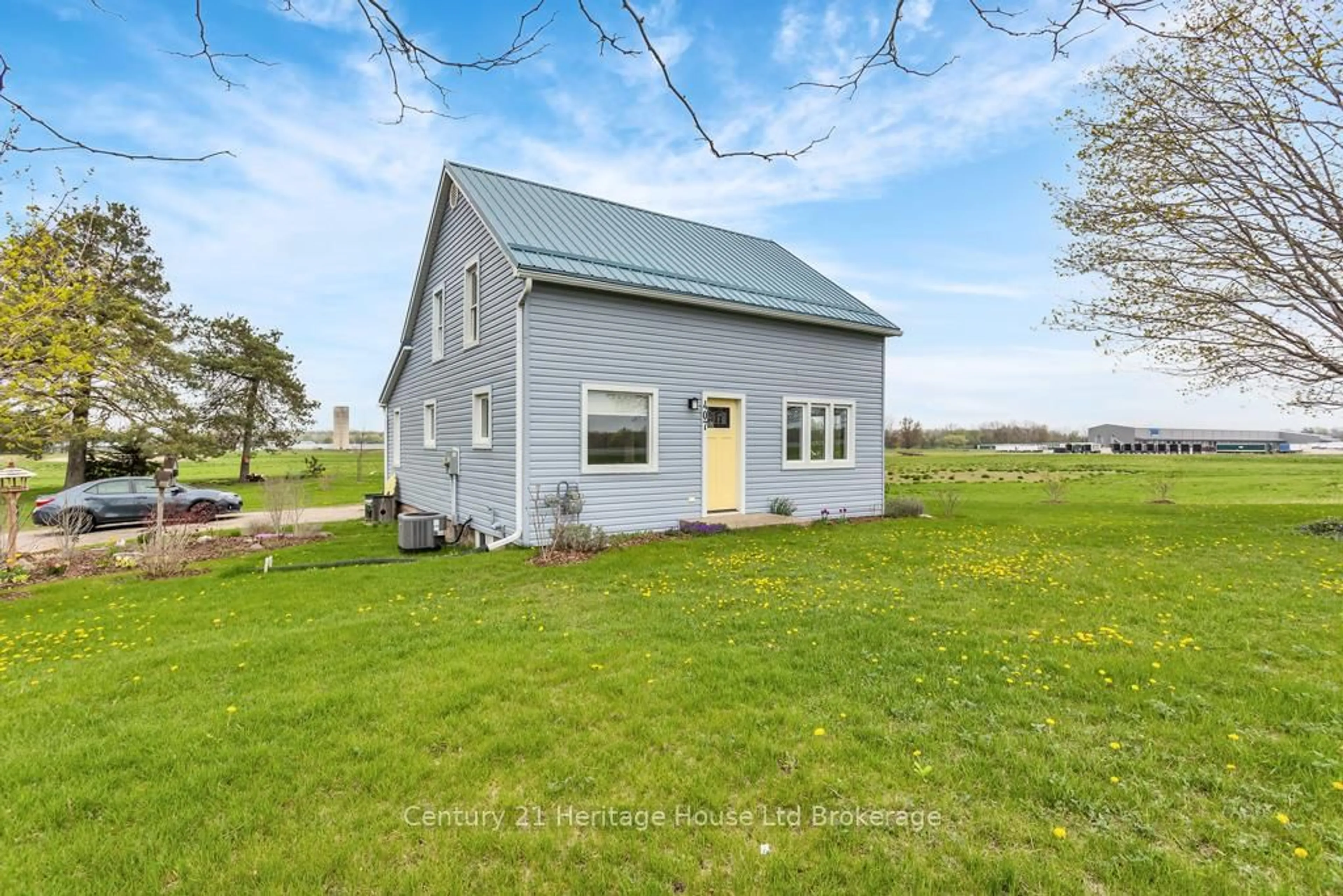 A pic from outside/outdoor area/front of a property/back of a property/a pic from drone, water/lake/river/ocean view for 407 Main St, Norfolk Ontario N0J 1E0