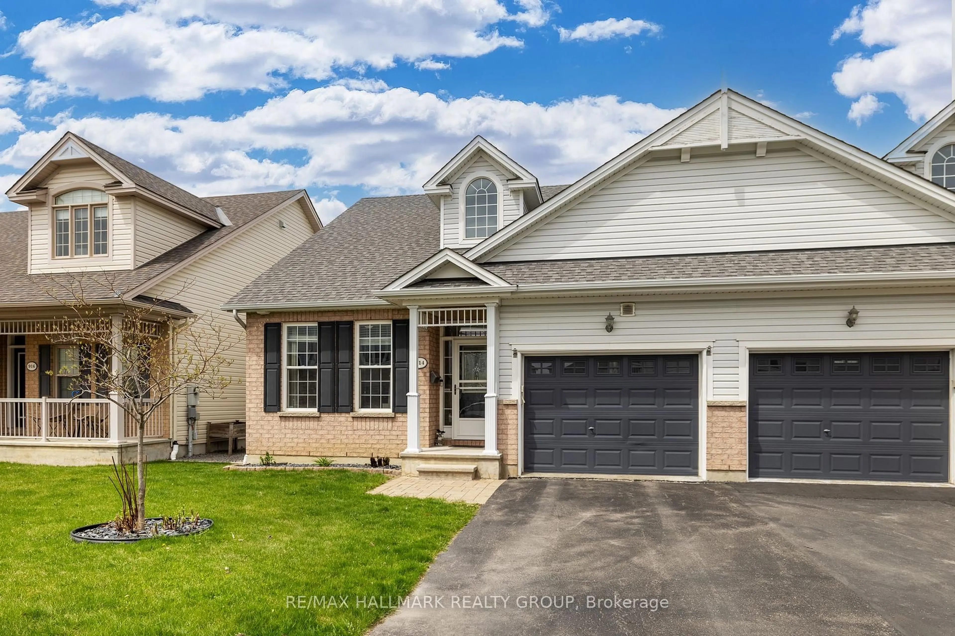 Home with vinyl exterior material, street for 914 Eastboro Ave, Orleans Ontario K1W 0G4