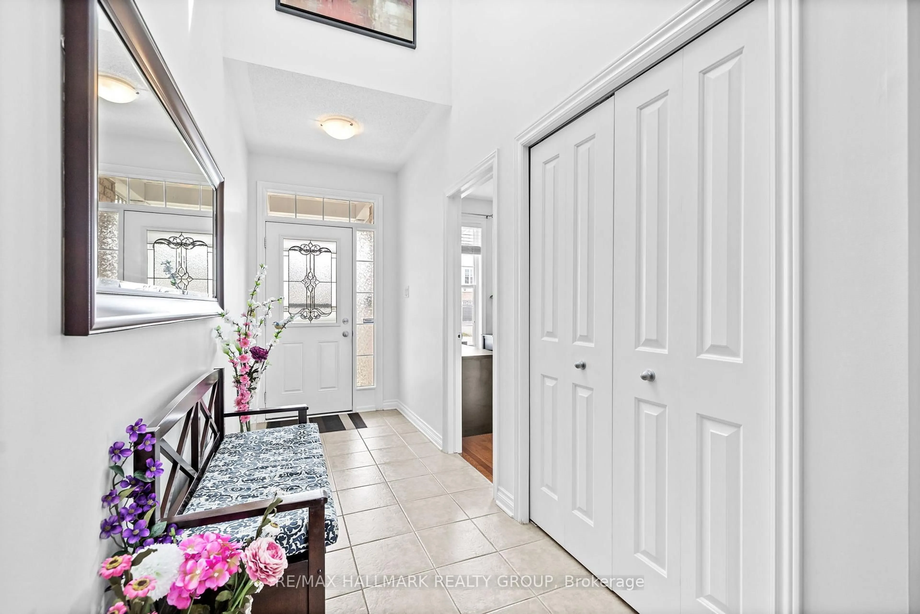 Indoor entryway for 914 Eastboro Ave, Orleans Ontario K1W 0G4