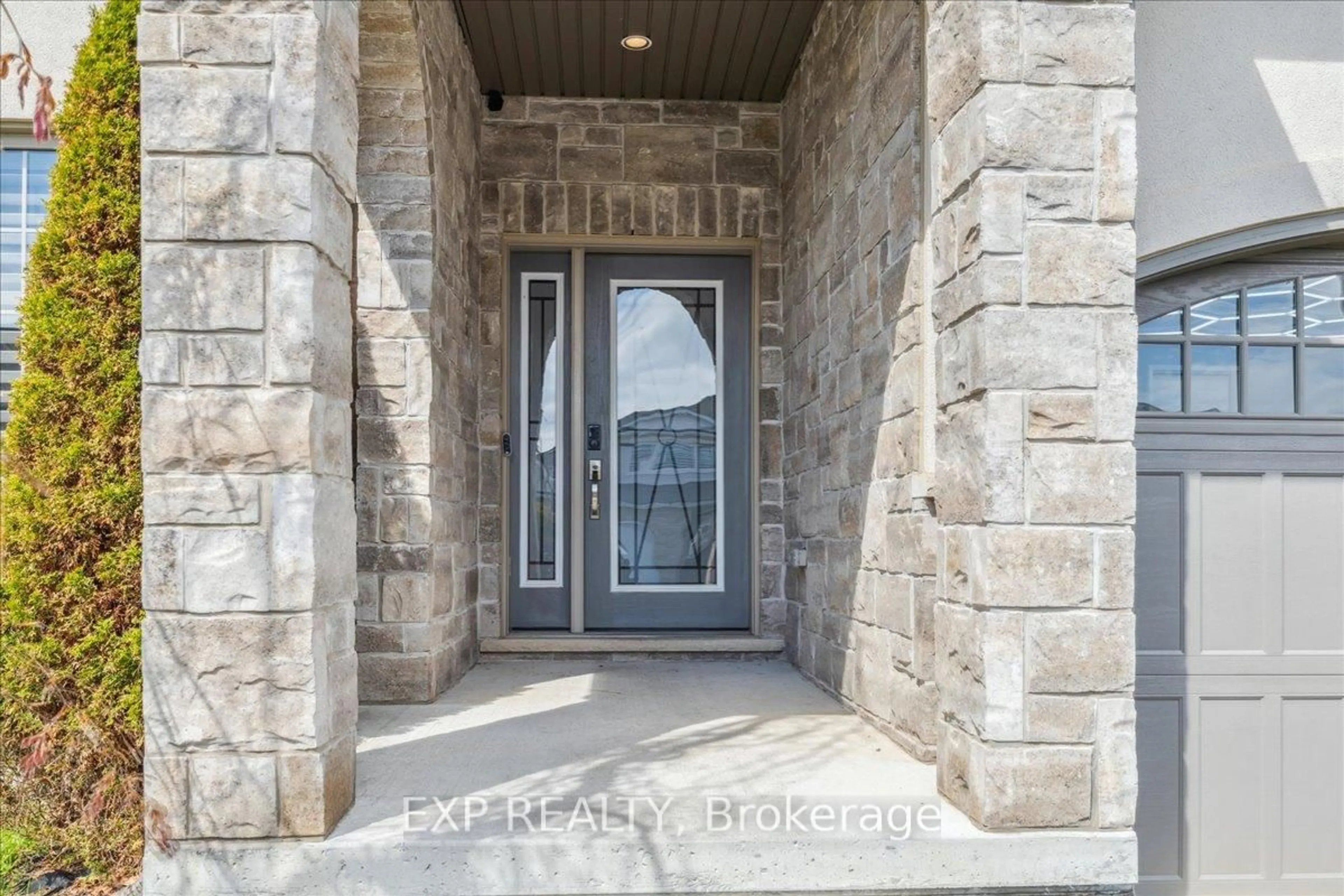 Indoor entryway for 5823 Osprey Ave, Niagara Falls Ontario L2H 0G2