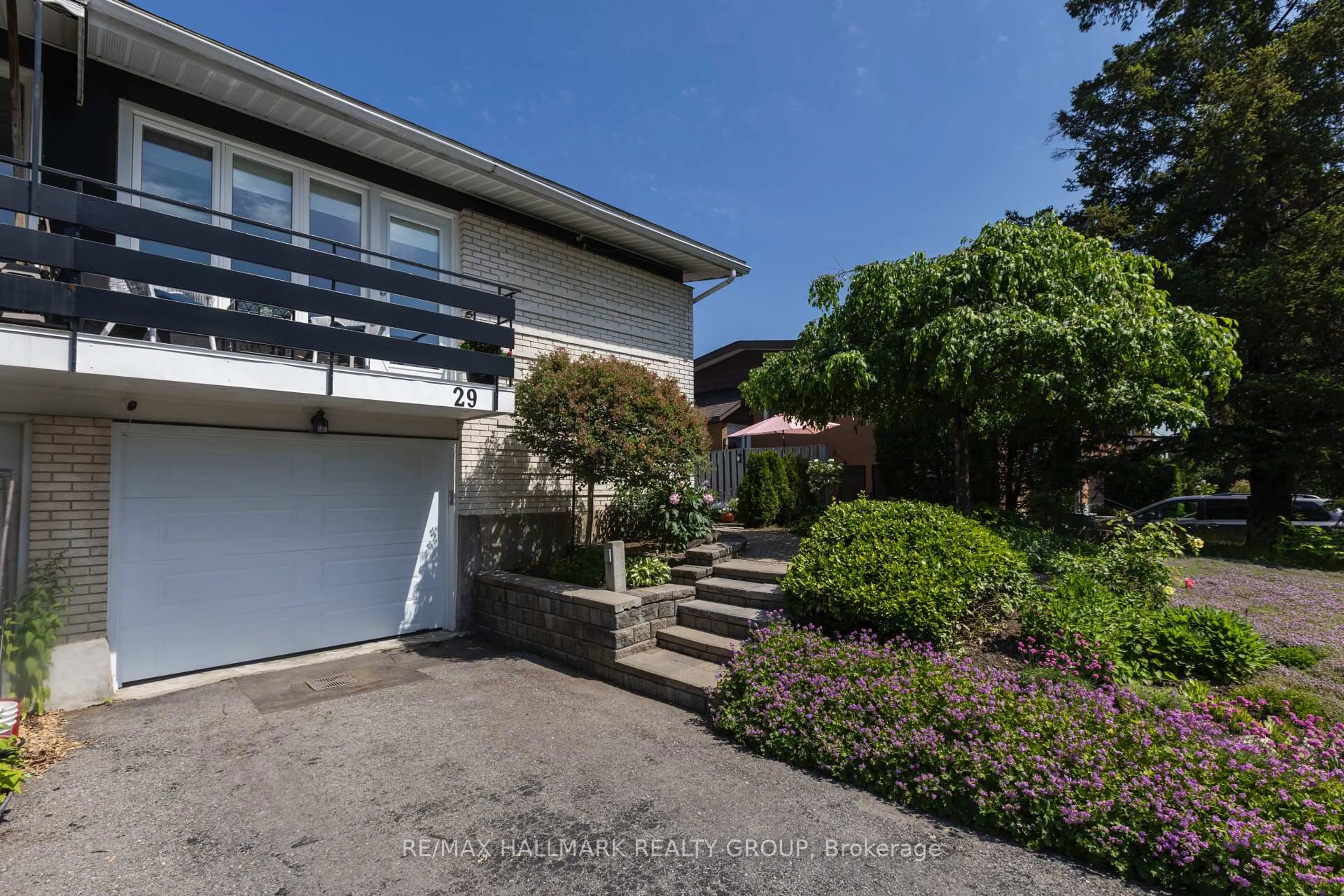A pic from outside/outdoor area/front of a property/back of a property/a pic from drone, street for 29 Mulvagh Ave, Ottawa Ontario K2E 6M8