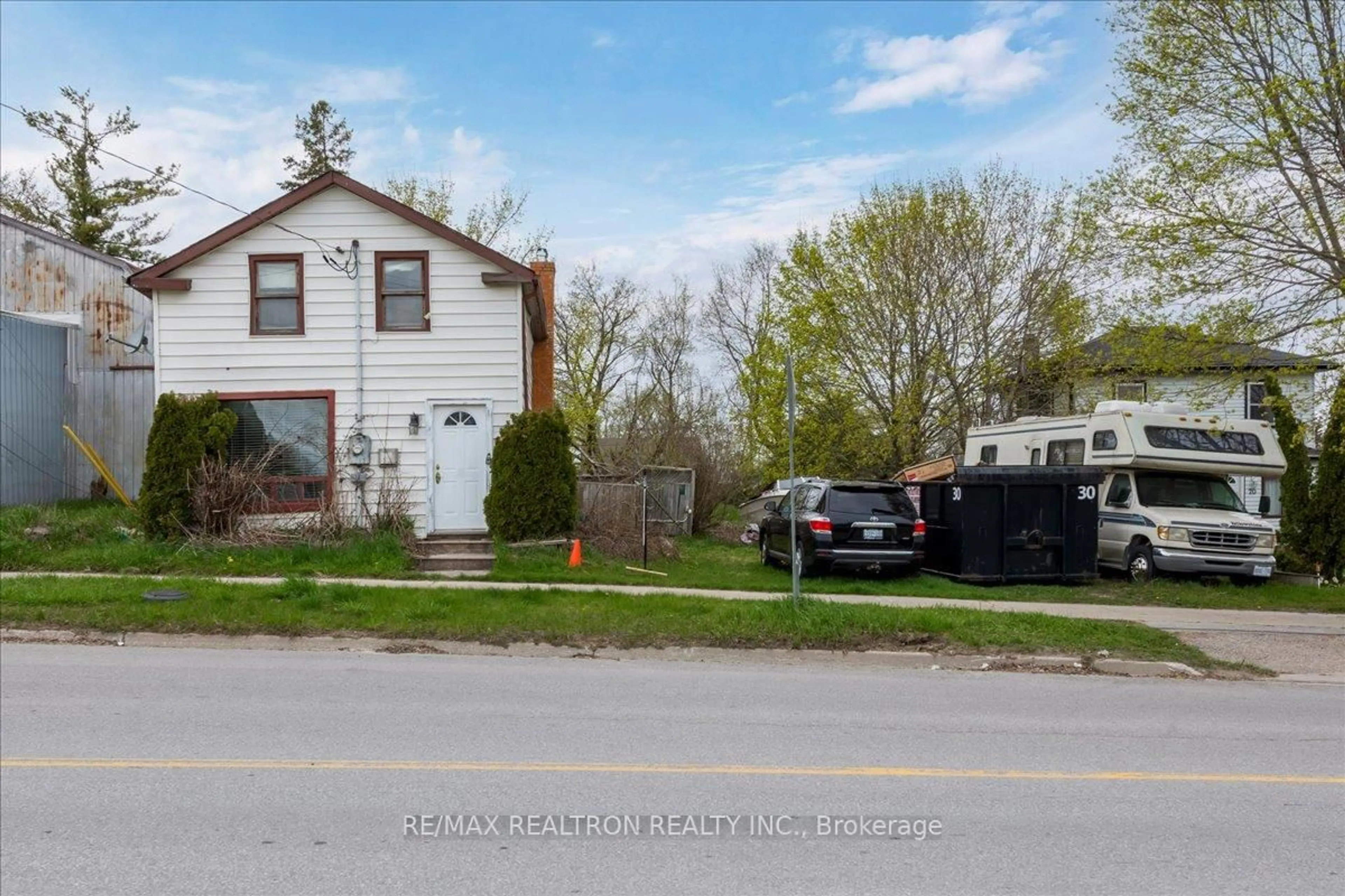 A pic from outside/outdoor area/front of a property/back of a property/a pic from drone, street for 72 King St, Kawartha Lakes Ontario K0M 2T0