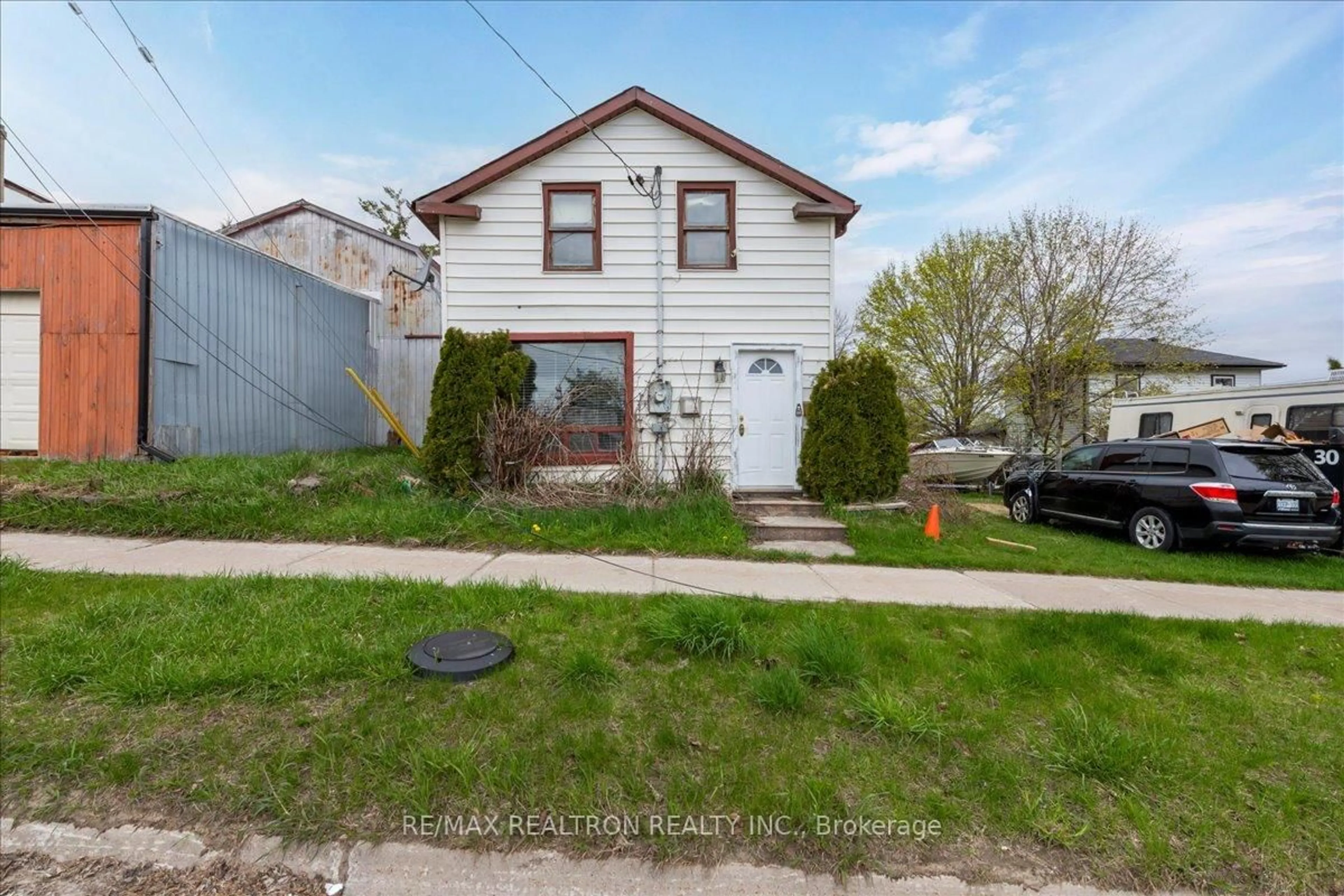 A pic from outside/outdoor area/front of a property/back of a property/a pic from drone, street for 72 King St, Kawartha Lakes Ontario K0M 2T0
