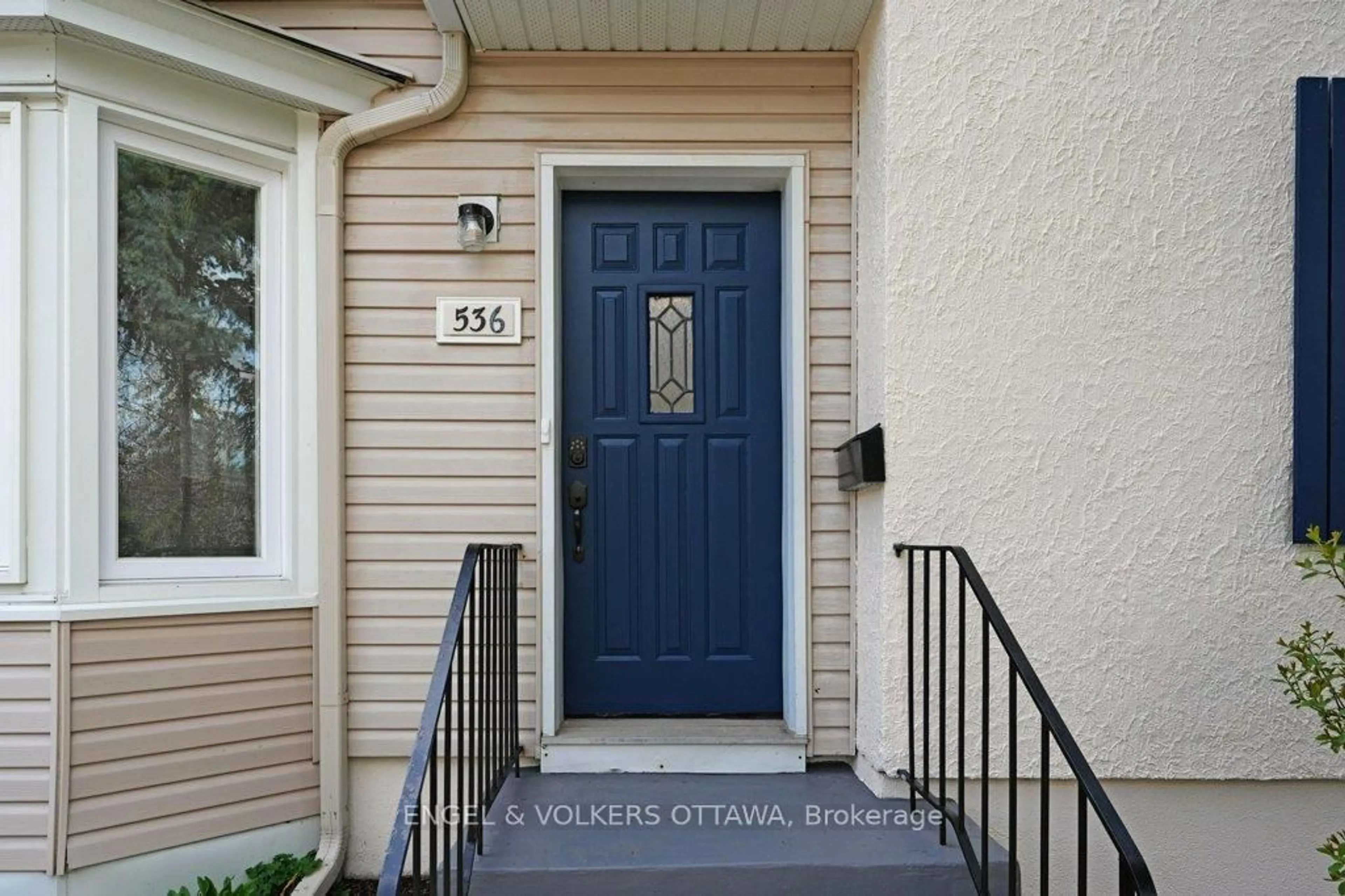 Indoor entryway for 536 Rowanwood Ave, Ottawa Ontario K2A 3E1