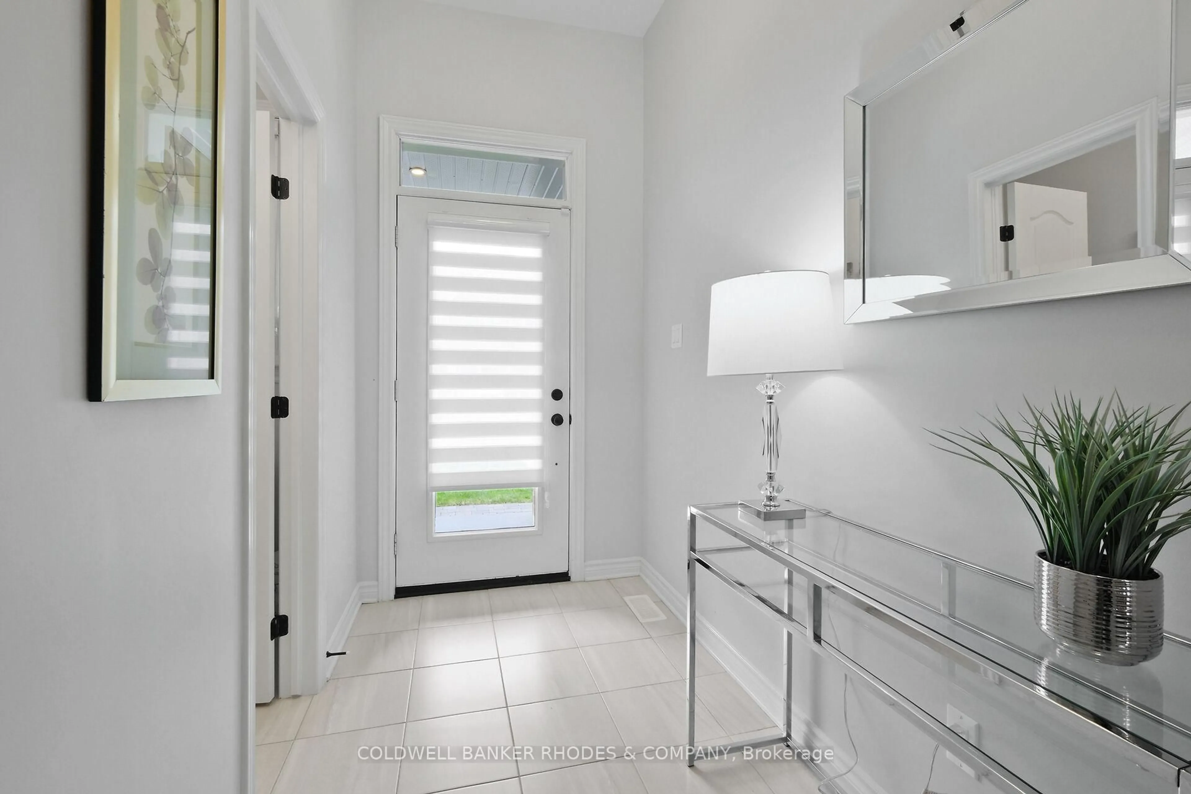 Indoor entryway for 543 Muscari St, Ottawa Ontario K1T 0S3