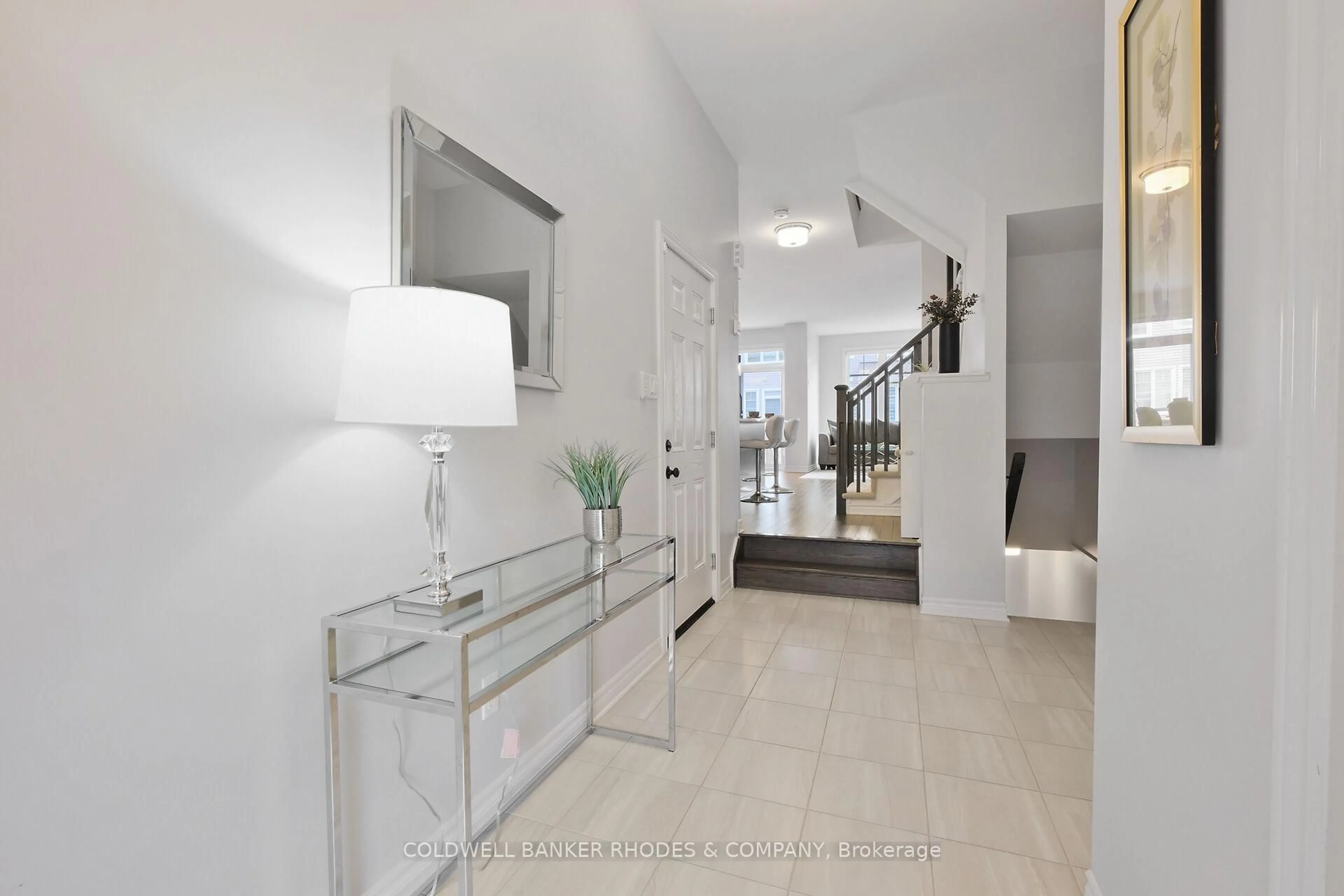 Indoor entryway for 543 Muscari St, Ottawa Ontario K1T 0S3