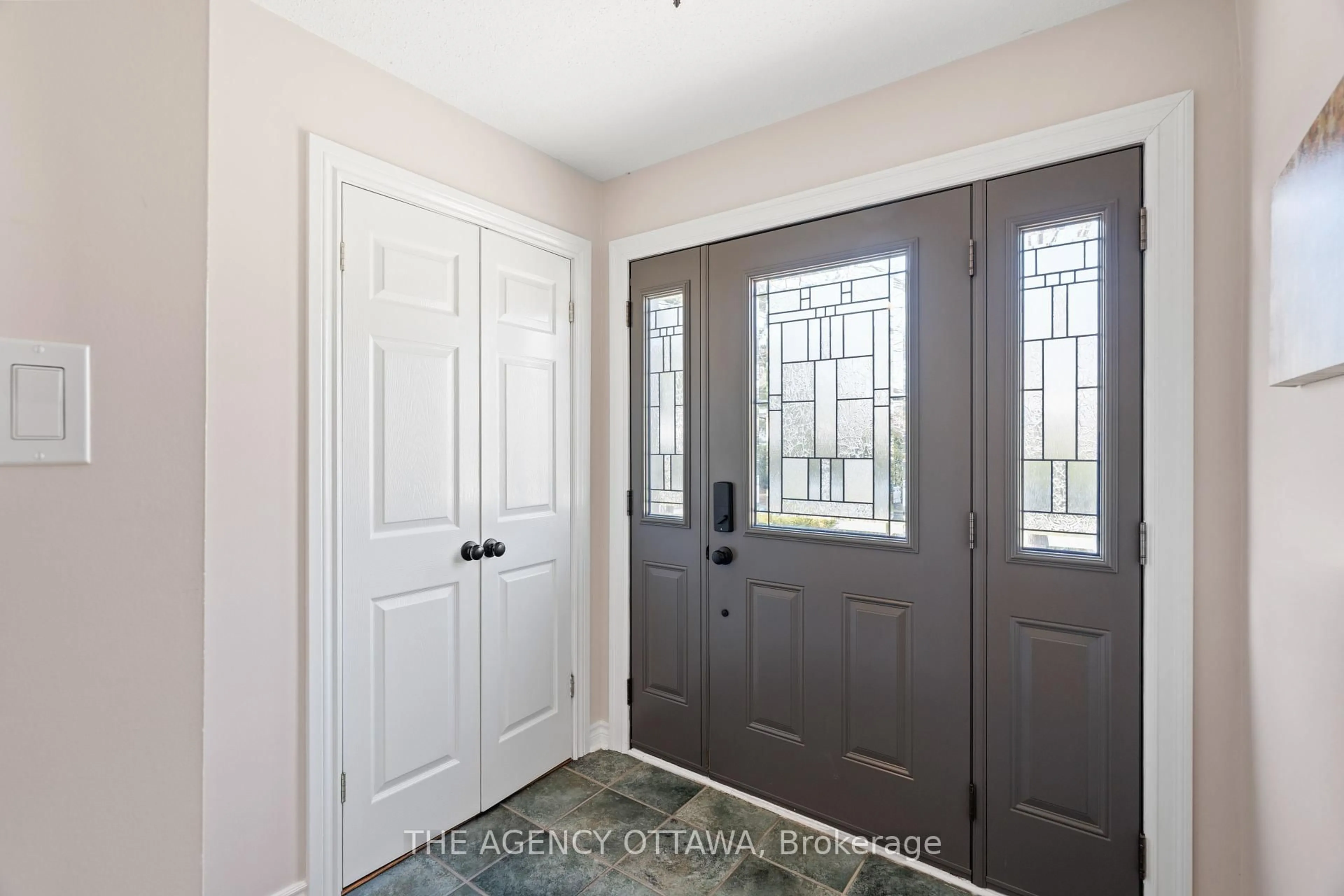 Indoor entryway for 32 Alderbrook Dr, Ottawa Ontario K2H 5W5