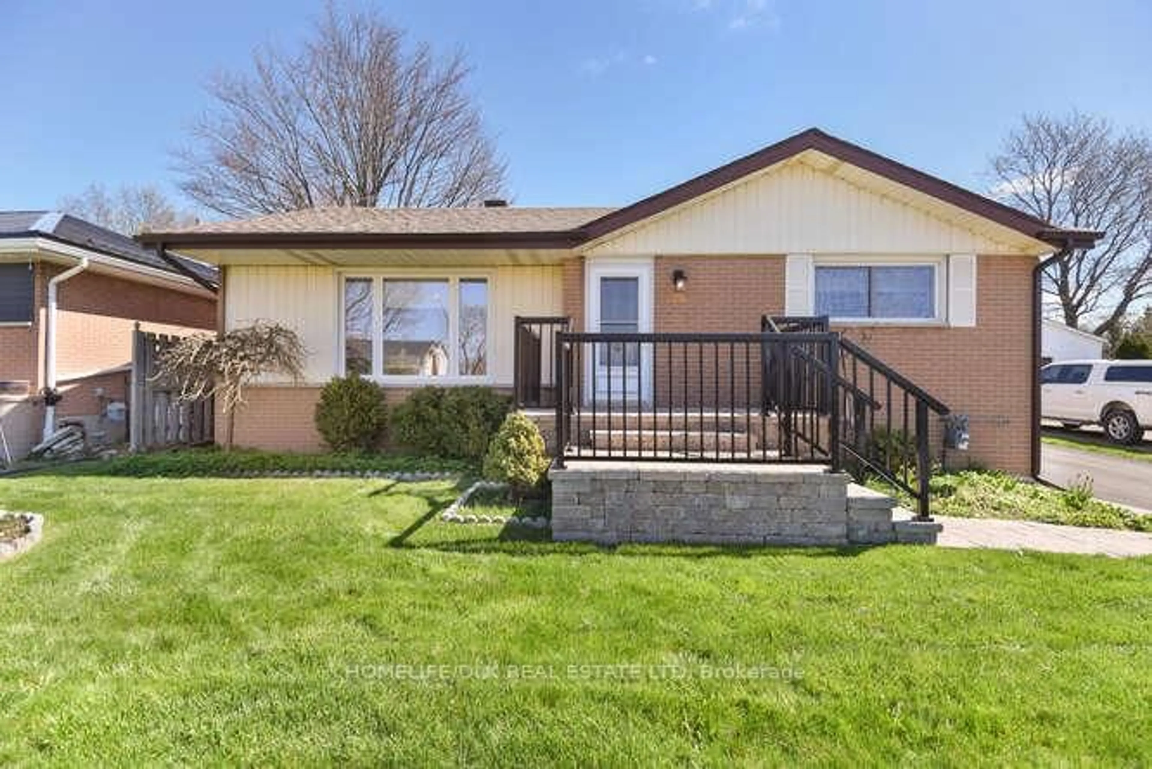 Home with vinyl exterior material, street for 25 Sunset Blvd, Brockville Ontario K6V 3G3
