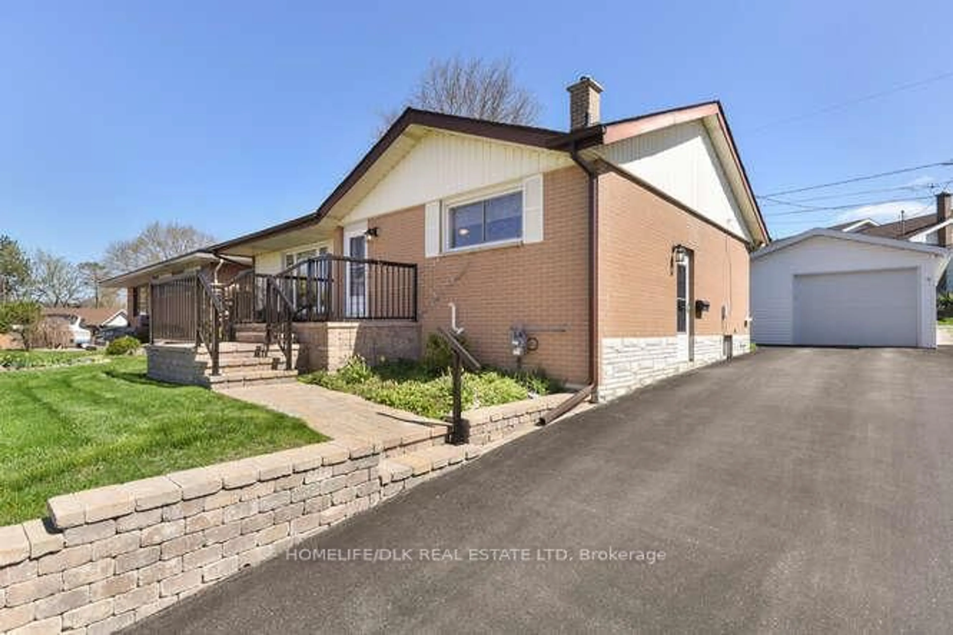 A pic from outside/outdoor area/front of a property/back of a property/a pic from drone, street for 25 Sunset Blvd, Brockville Ontario K6V 3G3
