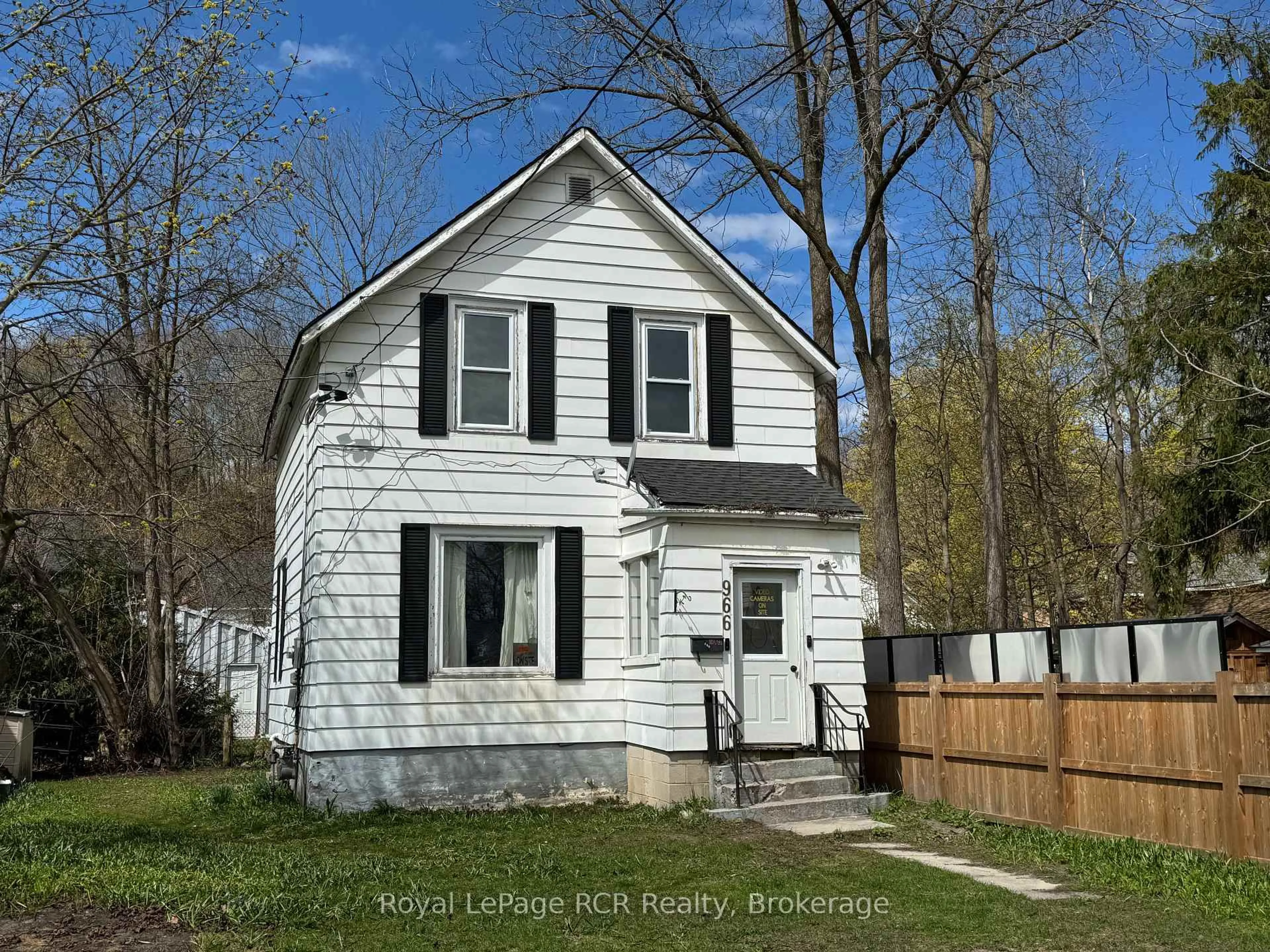 Home with vinyl exterior material, street for 966 3rd Ave, Owen Sound Ontario N4K 4P6