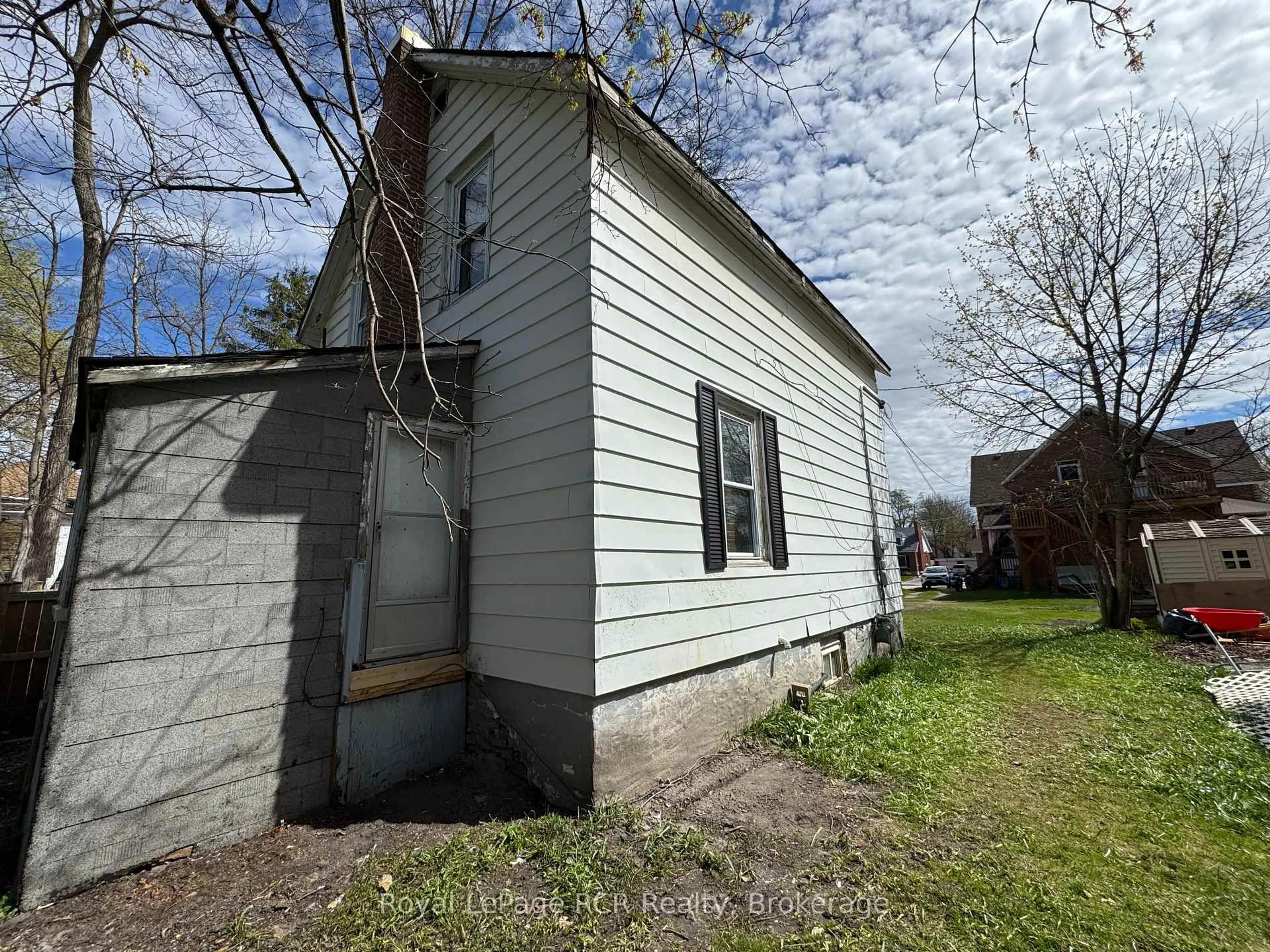 Shed for 966 3rd Ave, Owen Sound Ontario N4K 4P6