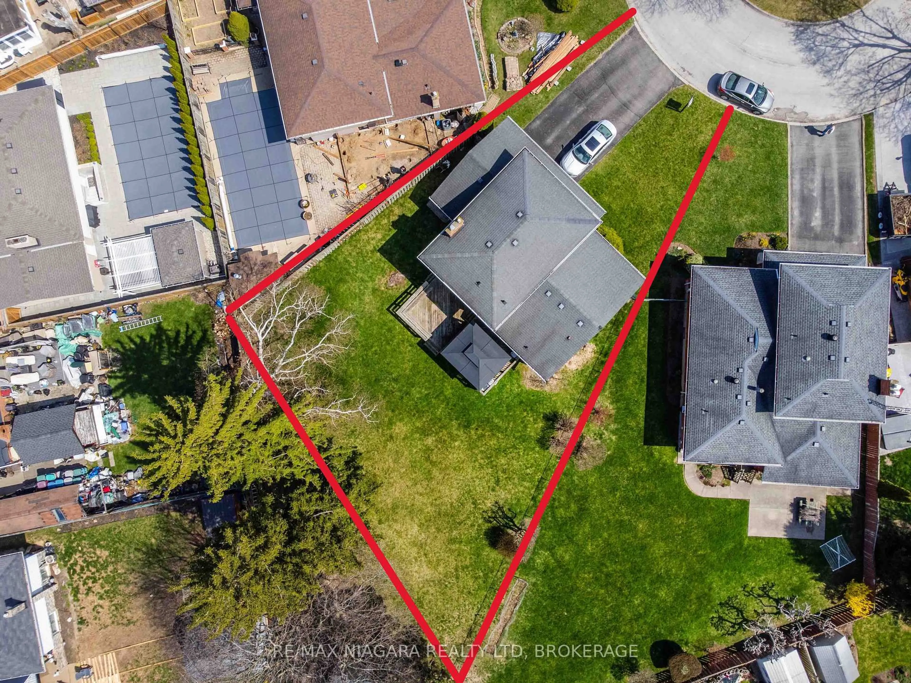 A pic from outside/outdoor area/front of a property/back of a property/a pic from drone, street for 13 Kimberdale Crt, St. Catharines Ontario L2N 5W4