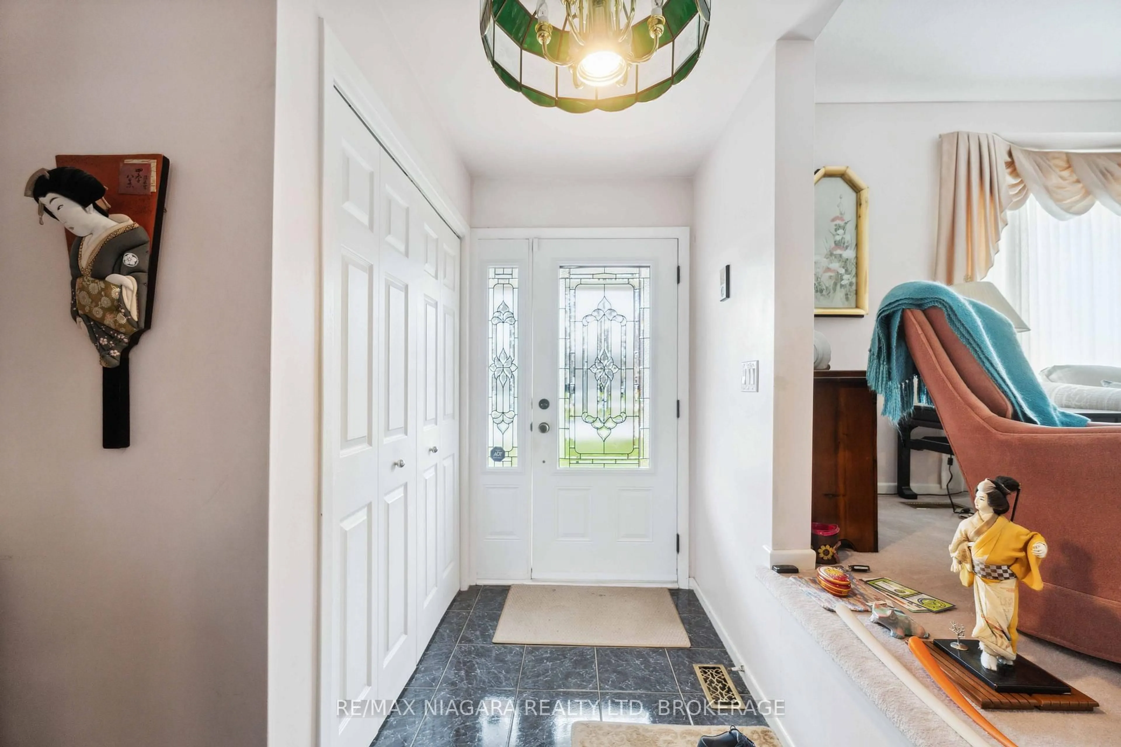 Indoor entryway for 13 Kimberdale Crt, St. Catharines Ontario L2N 5W4