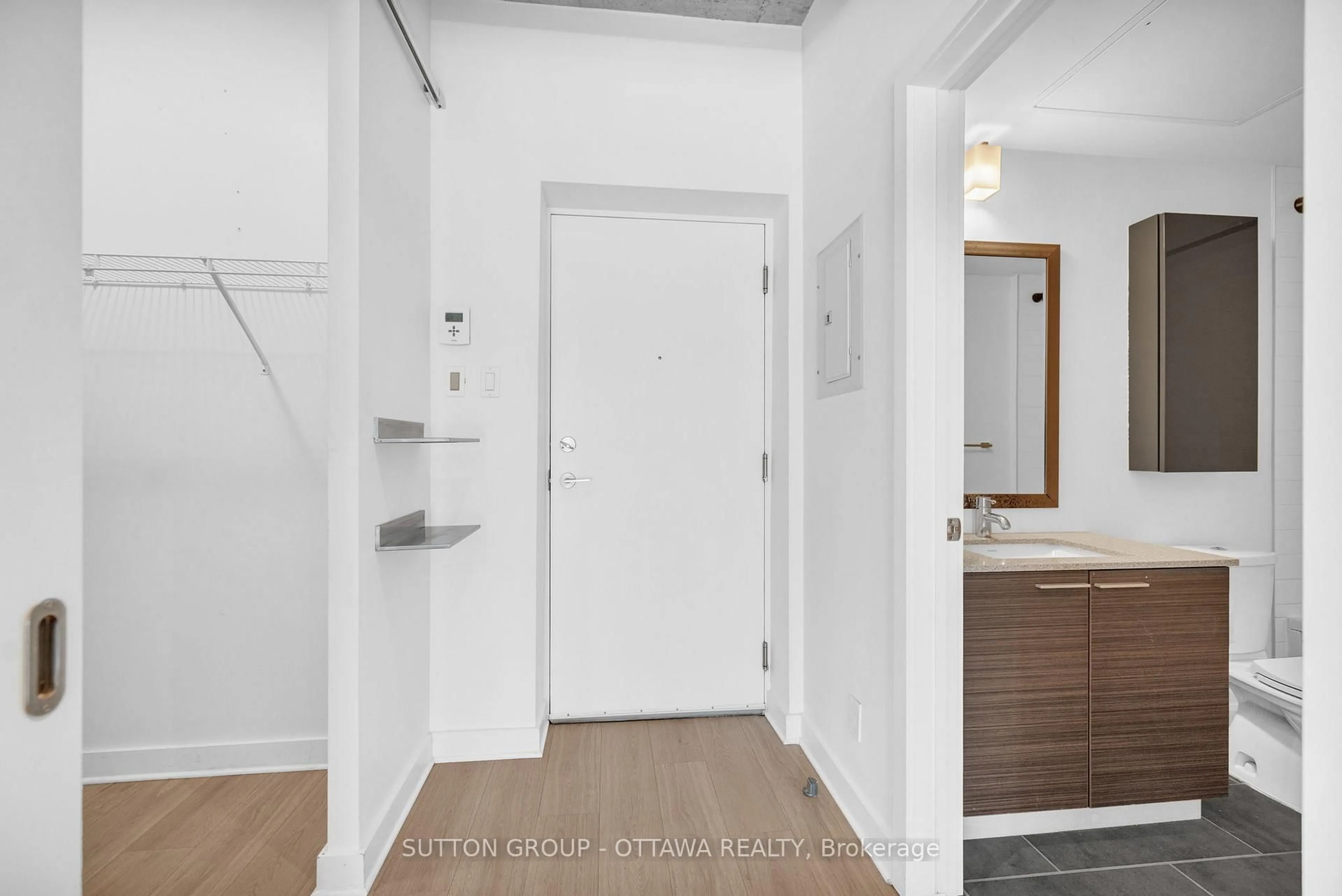Indoor entryway for 354 GLADSTONE Ave #602, Ottawa Ontario K2P 0R4
