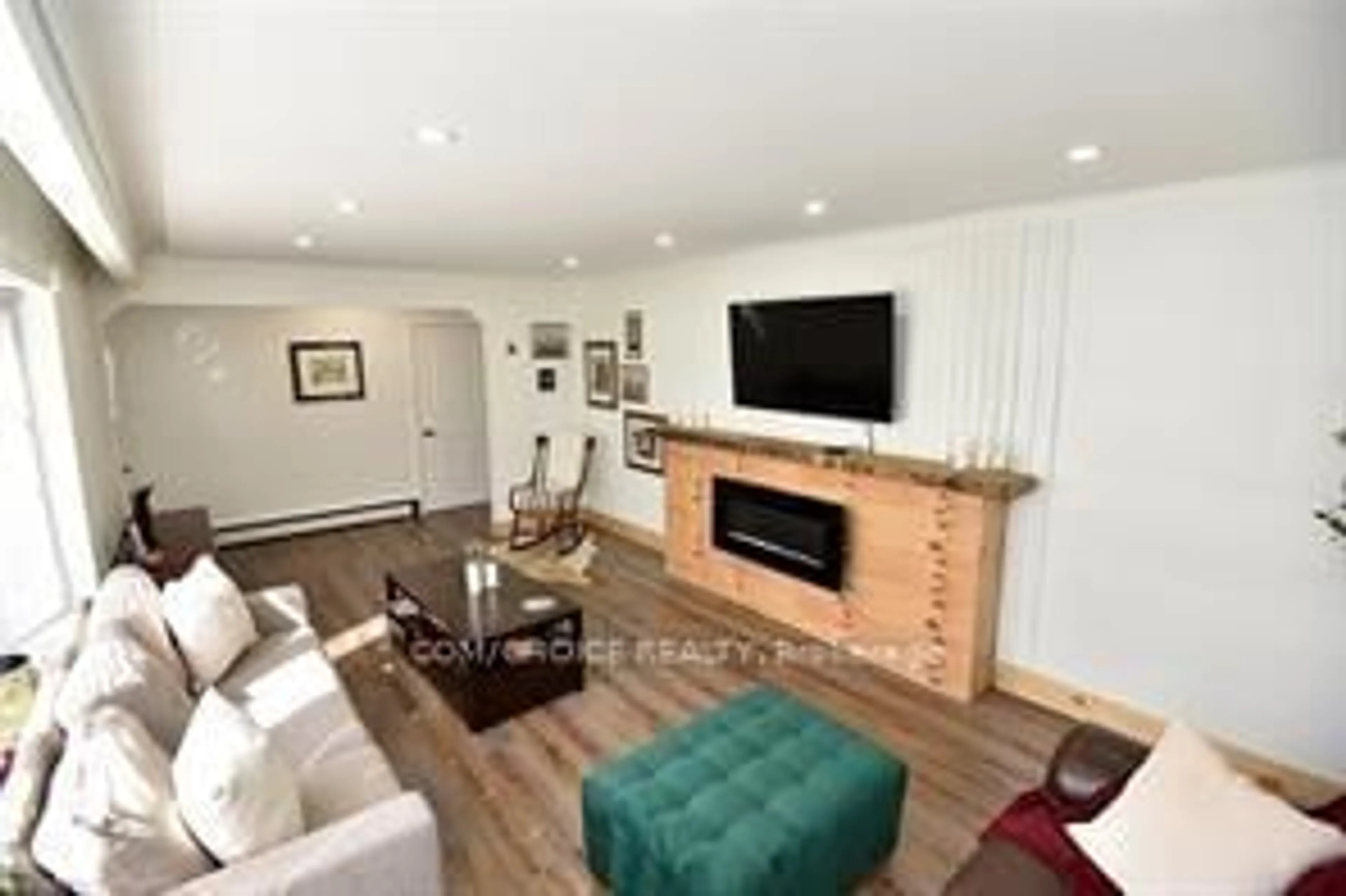 Living room with furniture, wood/laminate floor for 645 Beach Blvd, Hamilton Ontario L8H 6X8