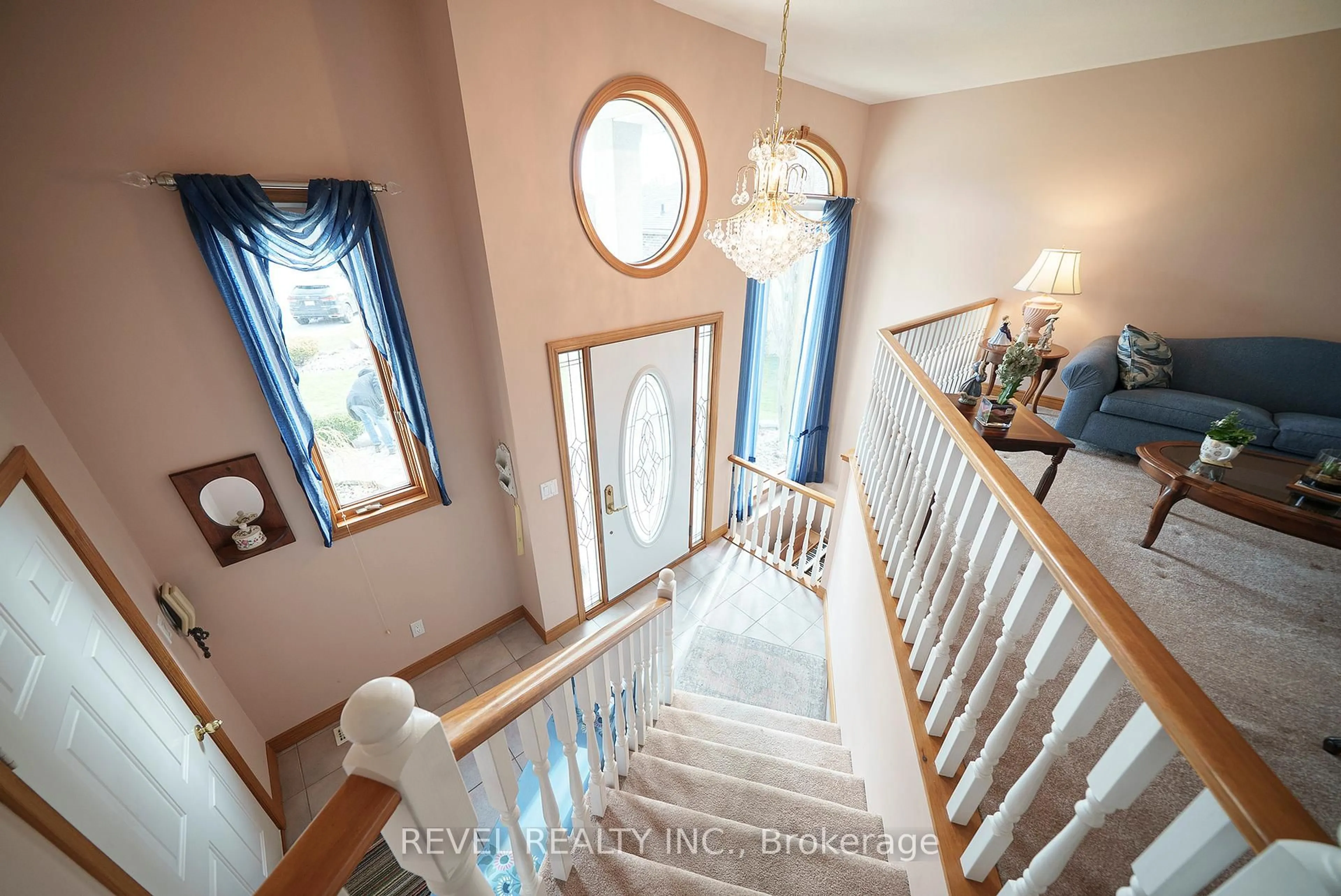 Indoor foyer for 7 Westminister Crt, Chatham-Kent Ontario N7L 5K8