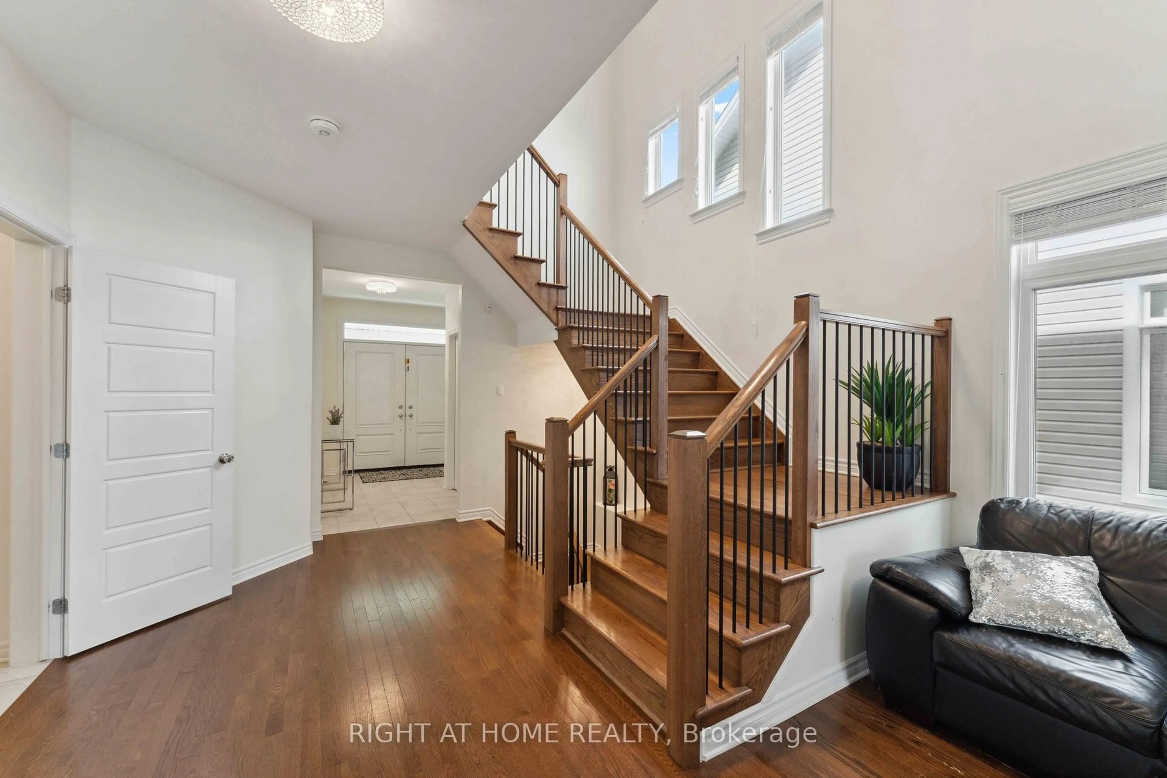 Indoor entryway for 1868 Maple Grove Rd, Ottawa Ontario K2S 0W3