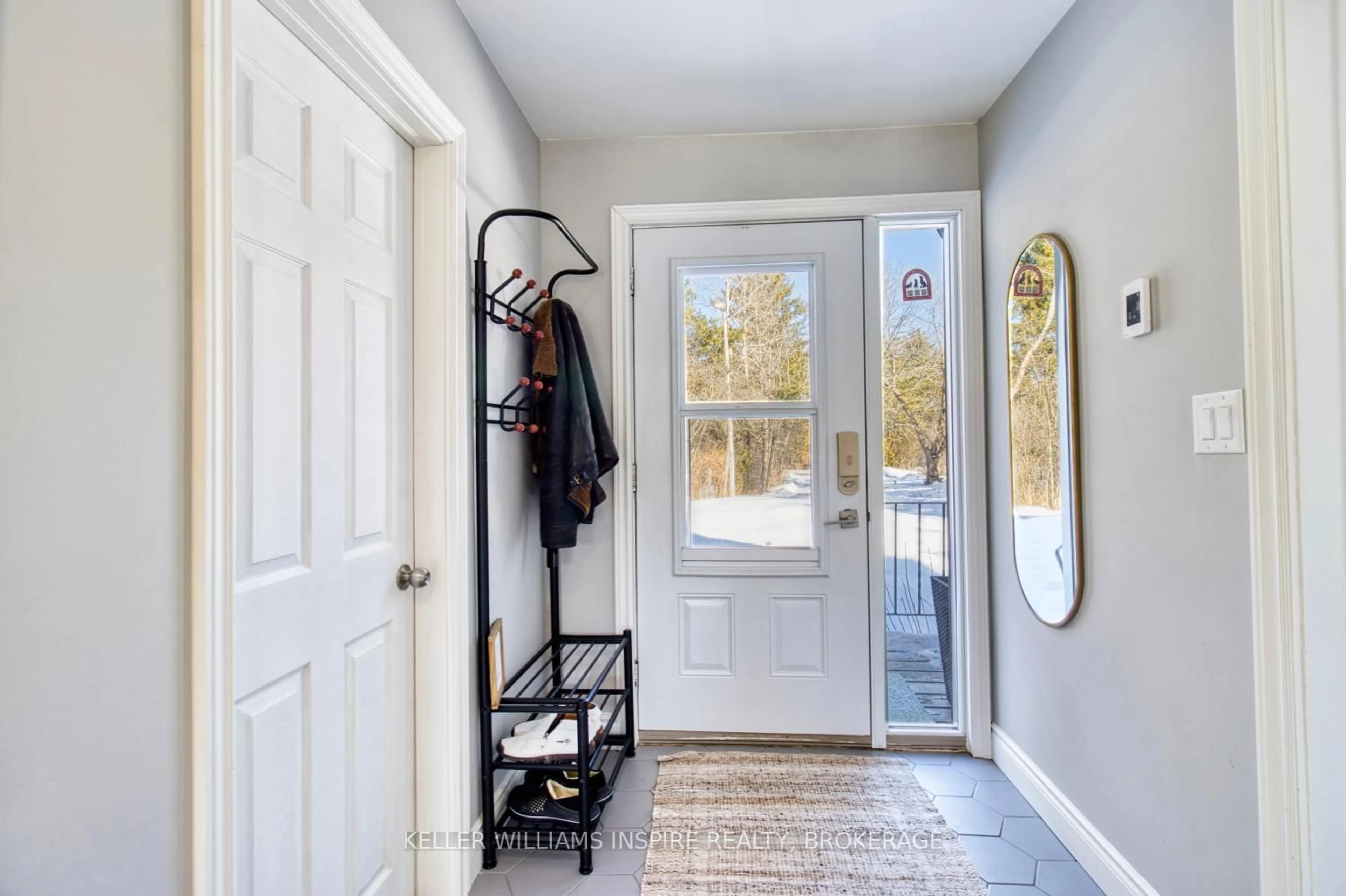 Indoor entryway for 1991 Burbrook Rd, Kingston Ontario K7L 4V4