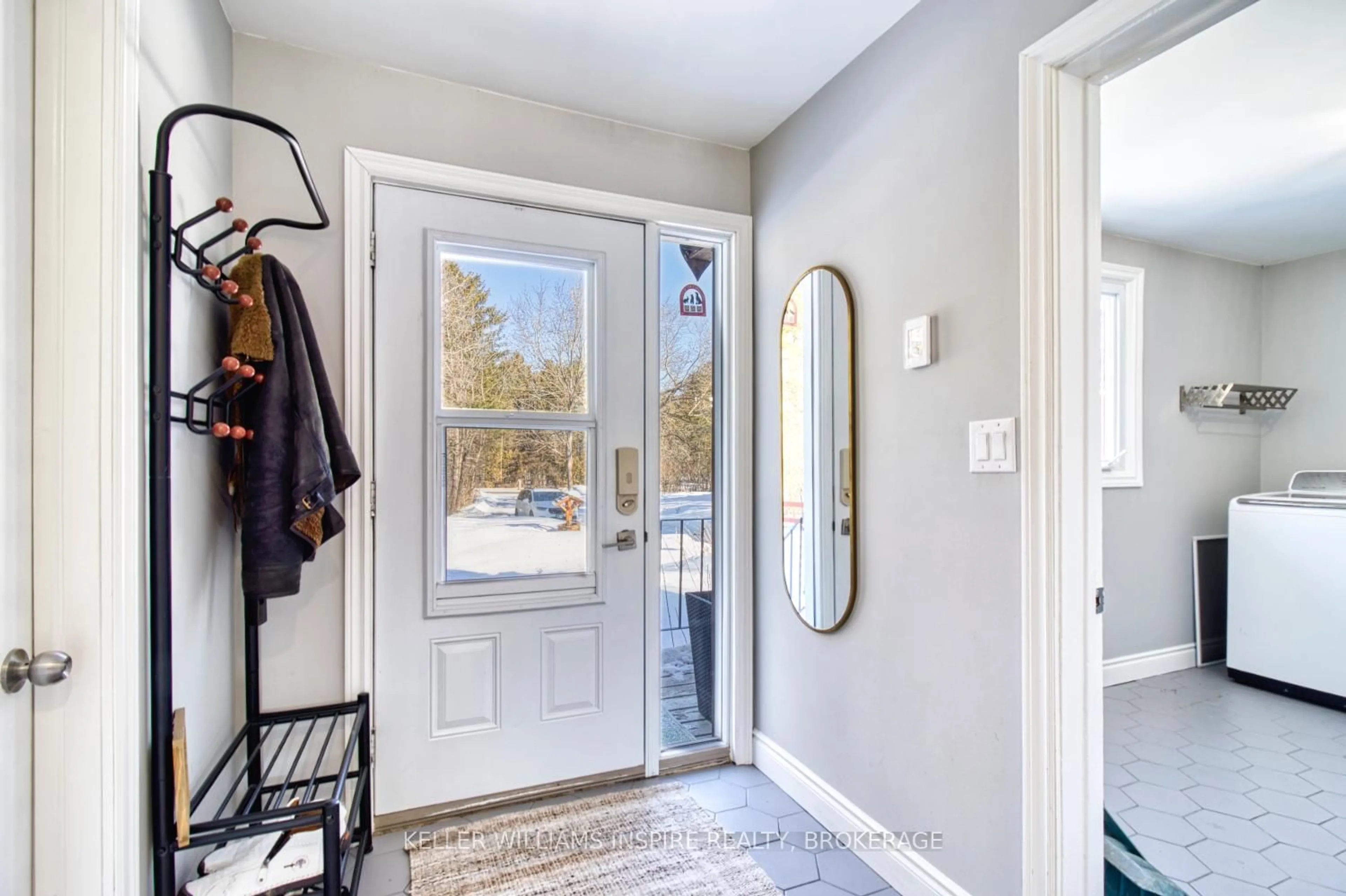 Indoor entryway for 1991 Burbrook Rd, Kingston Ontario K7L 4V4