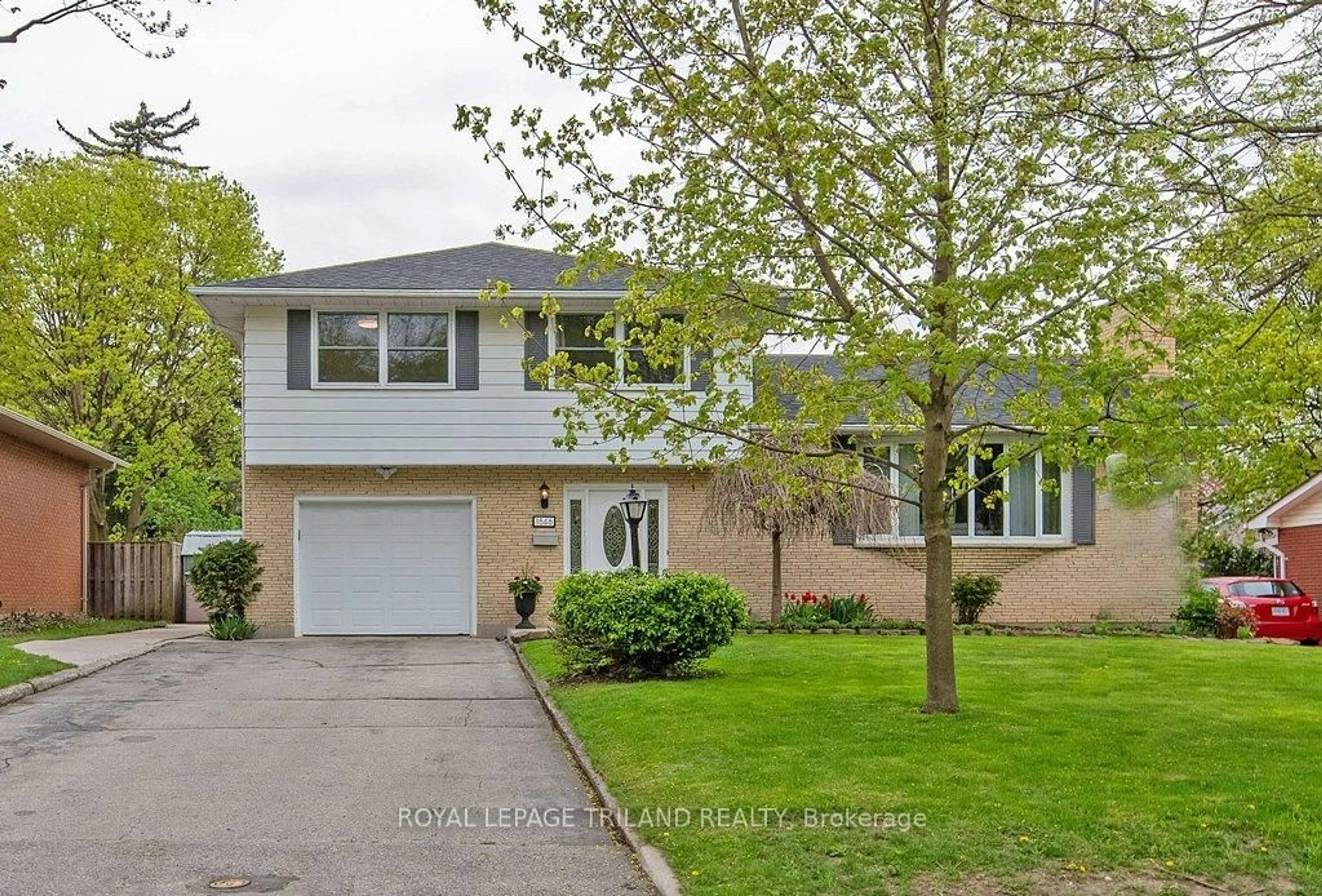 Home with vinyl exterior material, street for 1546 Glengarry Ave, London North Ontario N5X 1R5