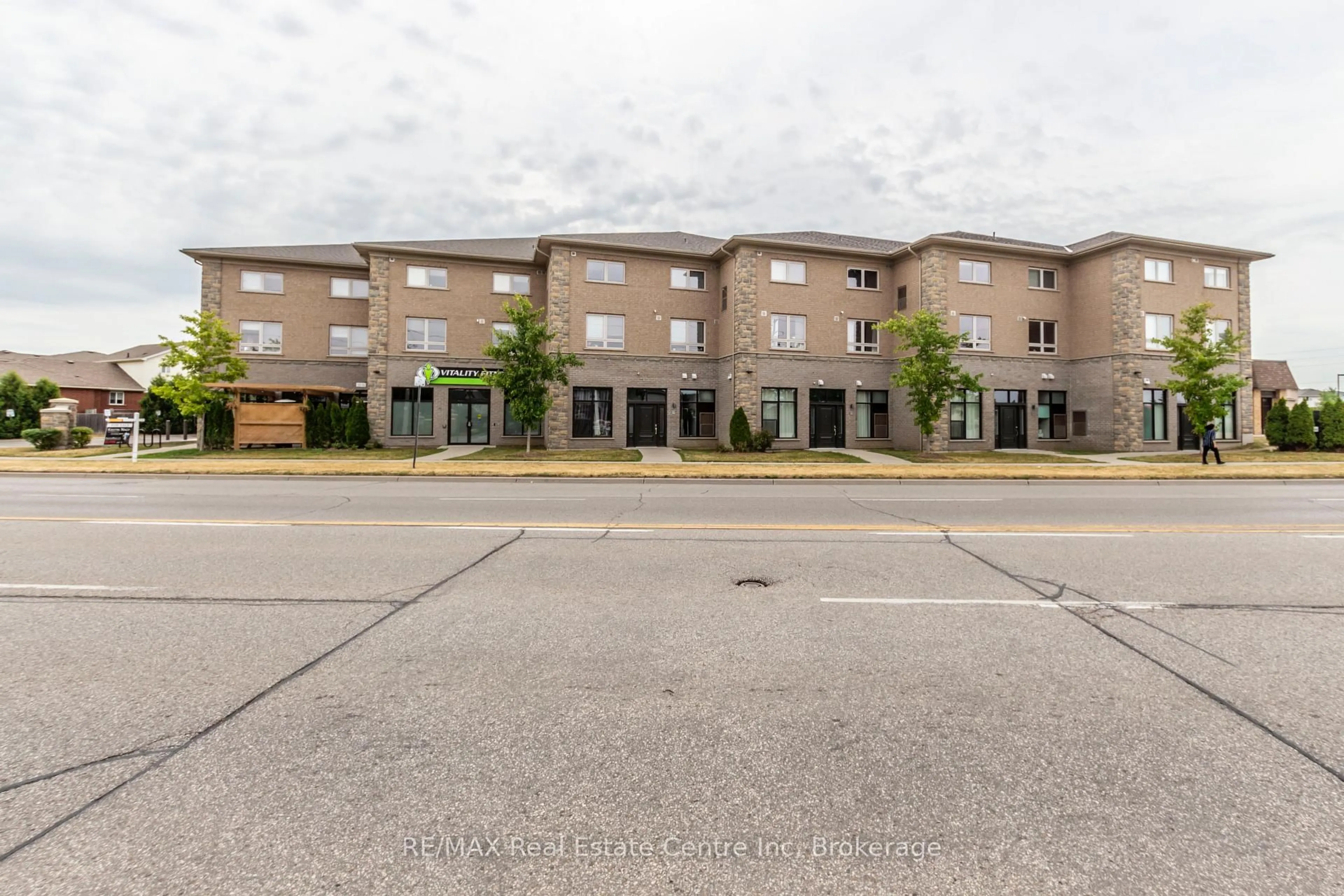 Patio, building for 904 Paisley Rd #202, Guelph Ontario N1K 0C6