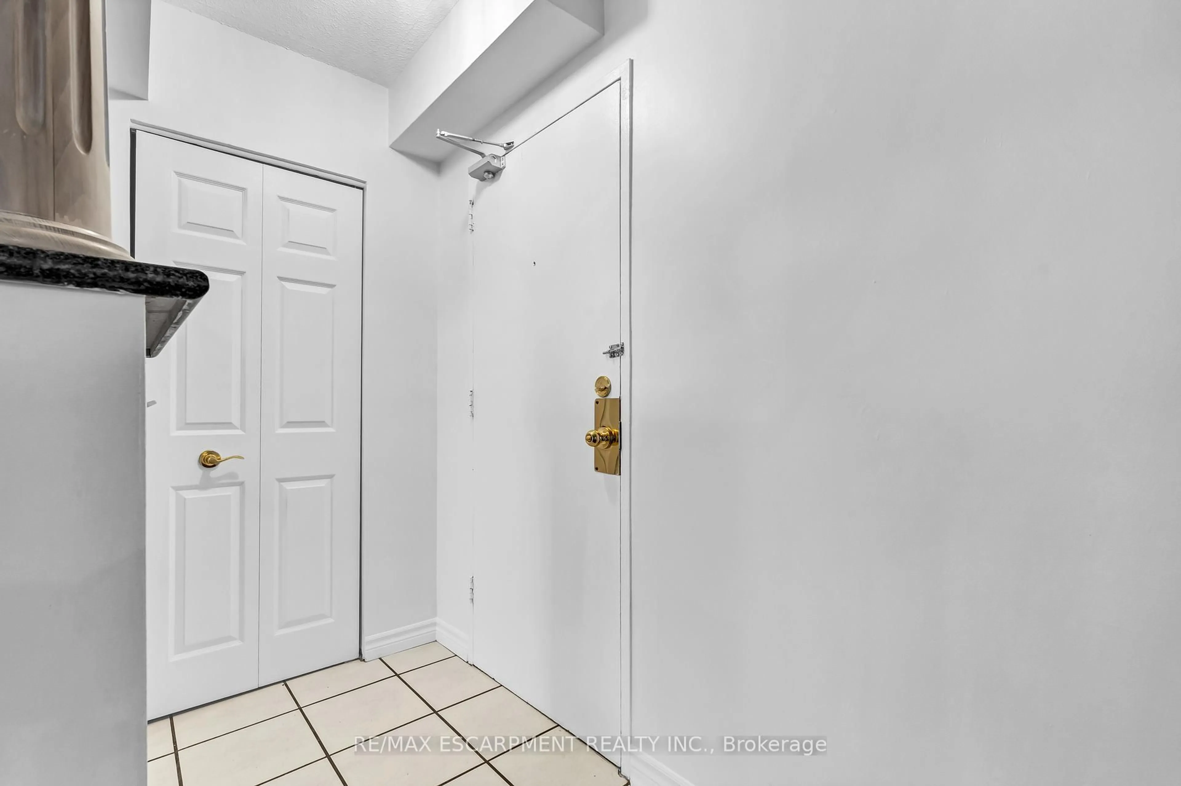 Indoor entryway for 851 Queenston Rd #607, Hamilton Ontario L8G 1B4