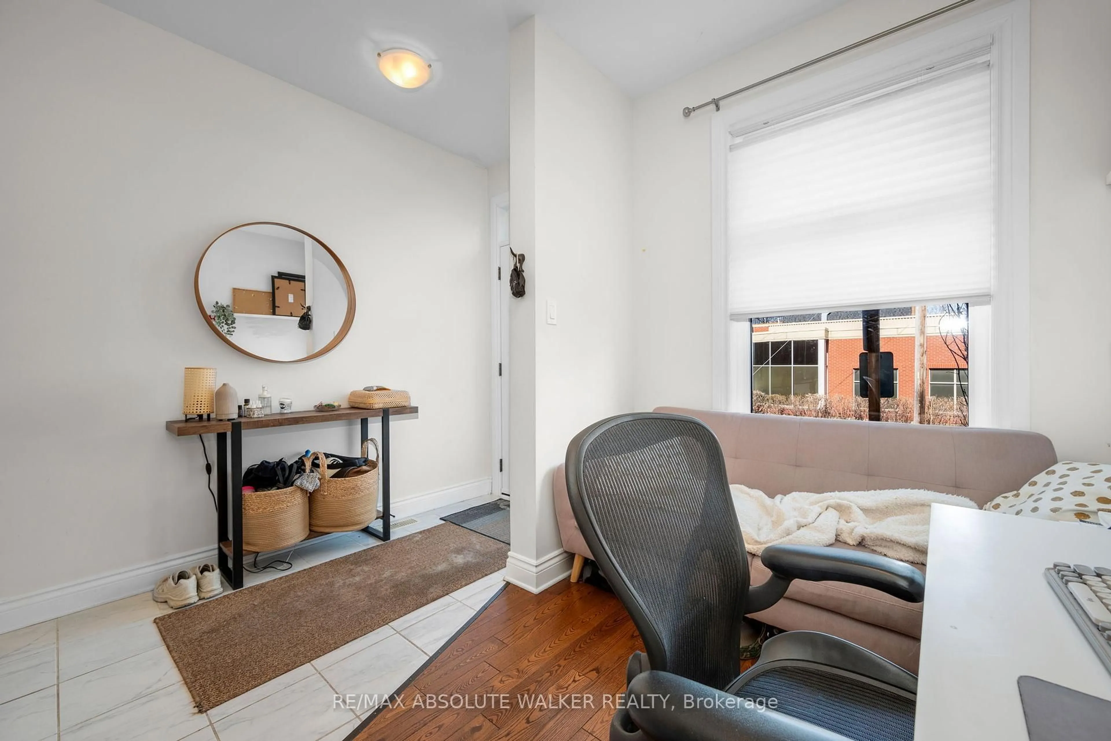 Living room with furniture, unknown for 286 Cambridge St, Ottawa Ontario K1R 0B4