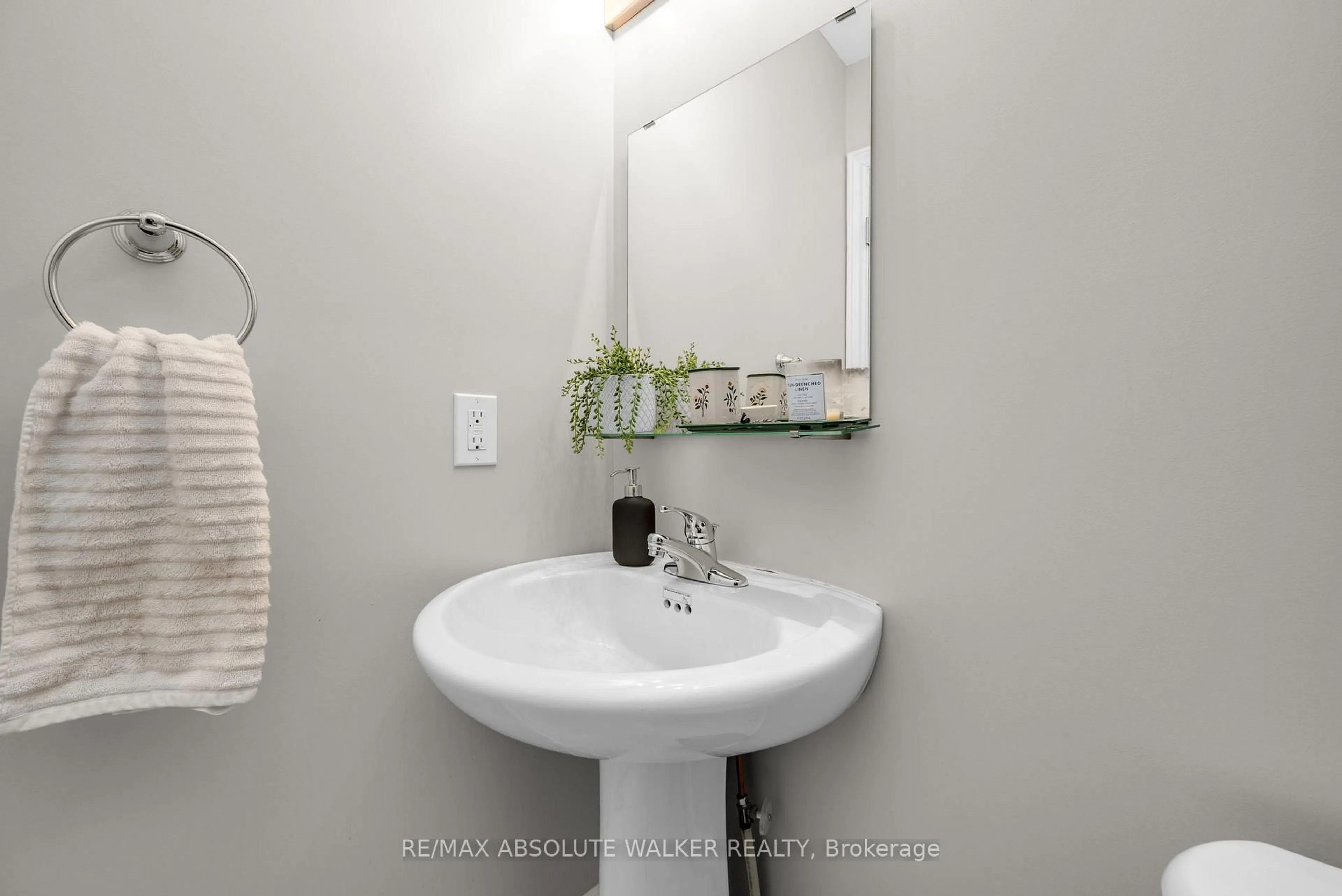 Standard bathroom, ceramic/tile floor for 286 Cambridge St, Ottawa Ontario K1R 0B4