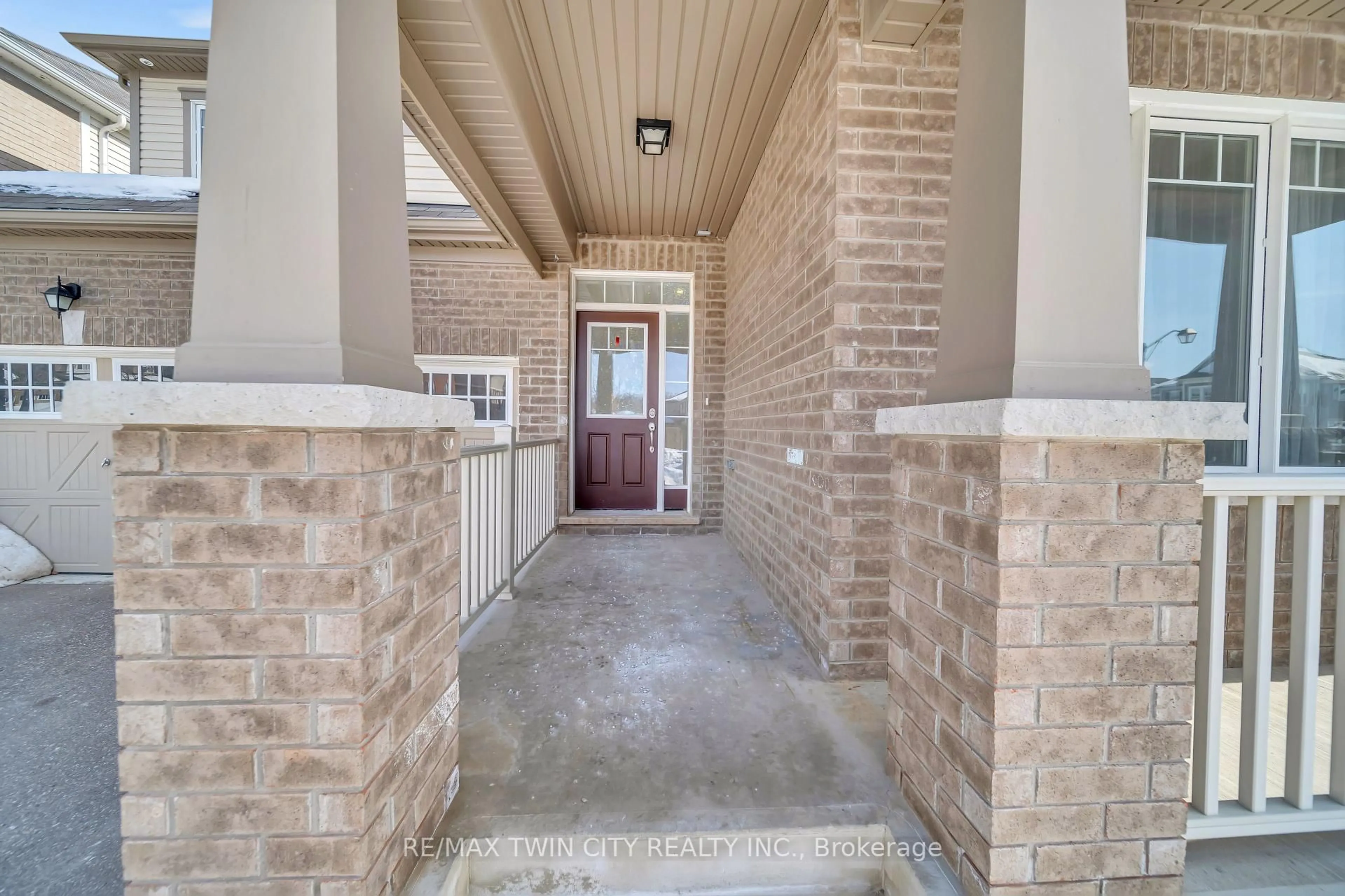 Indoor entryway for 252 Shady Glen Cres, Kitchener Ontario N2R 0J9