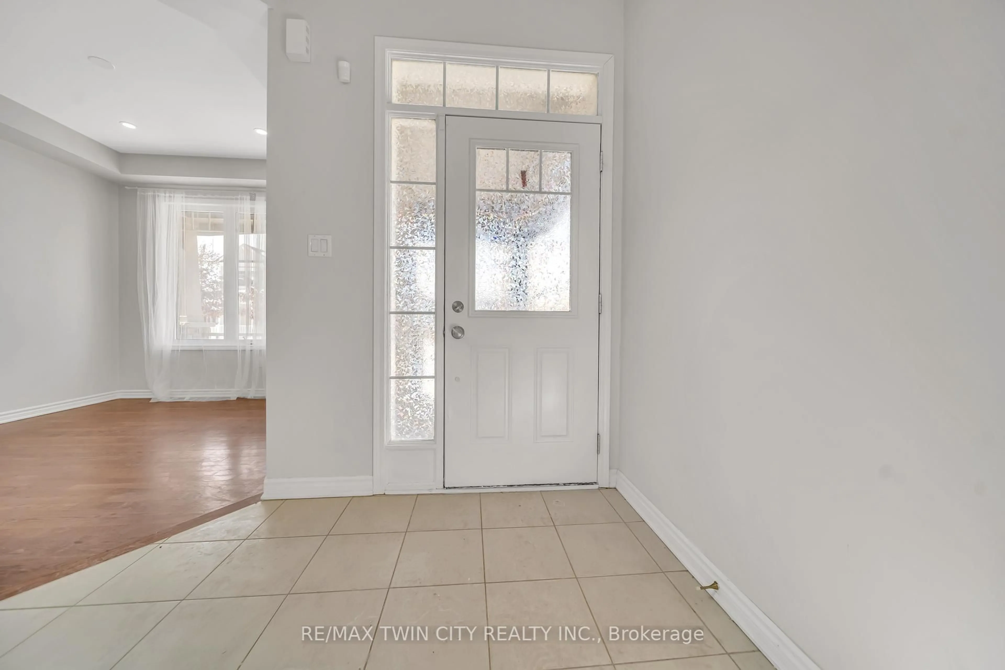 Indoor entryway for 252 Shady Glen Cres, Kitchener Ontario N2R 0J9