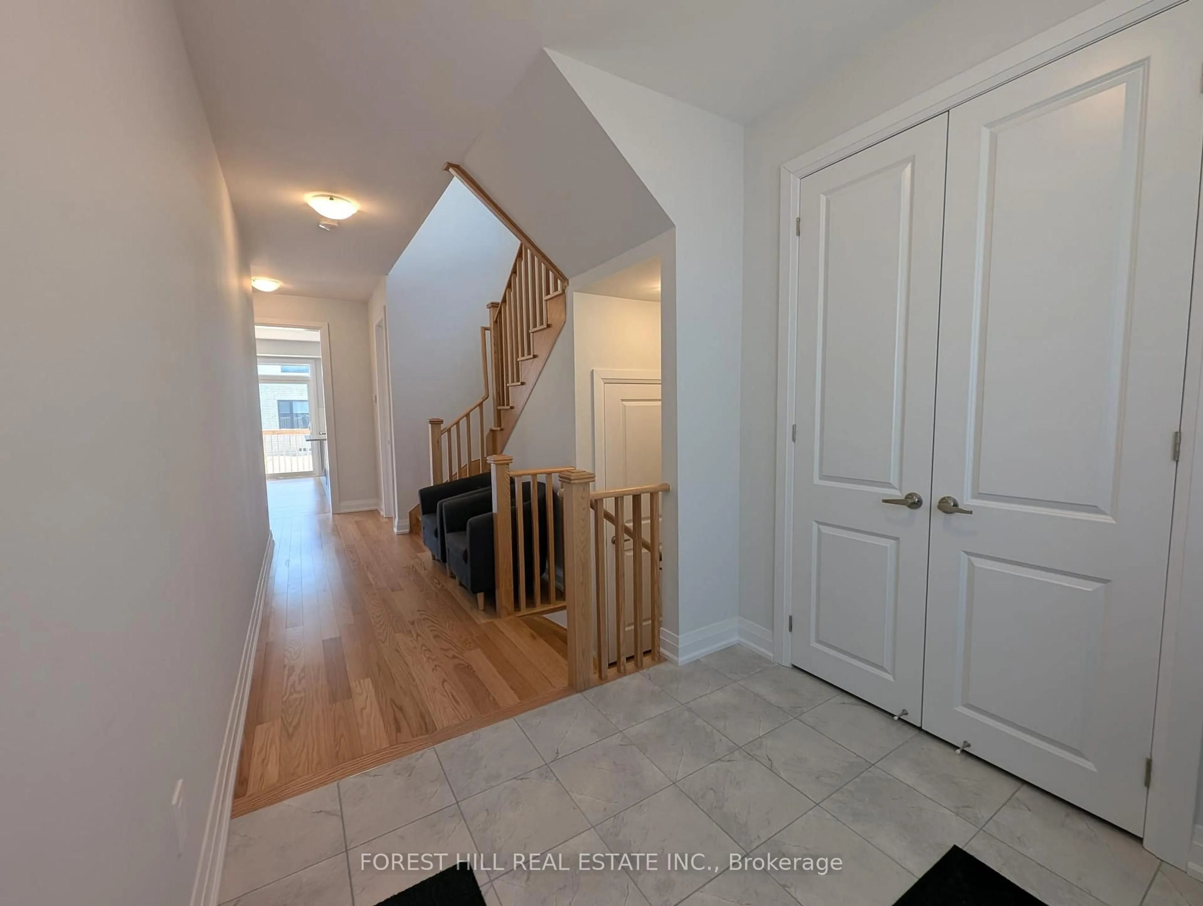 Indoor foyer for 146 St Joseph St, Kawartha Lakes Ontario K9V 0R8