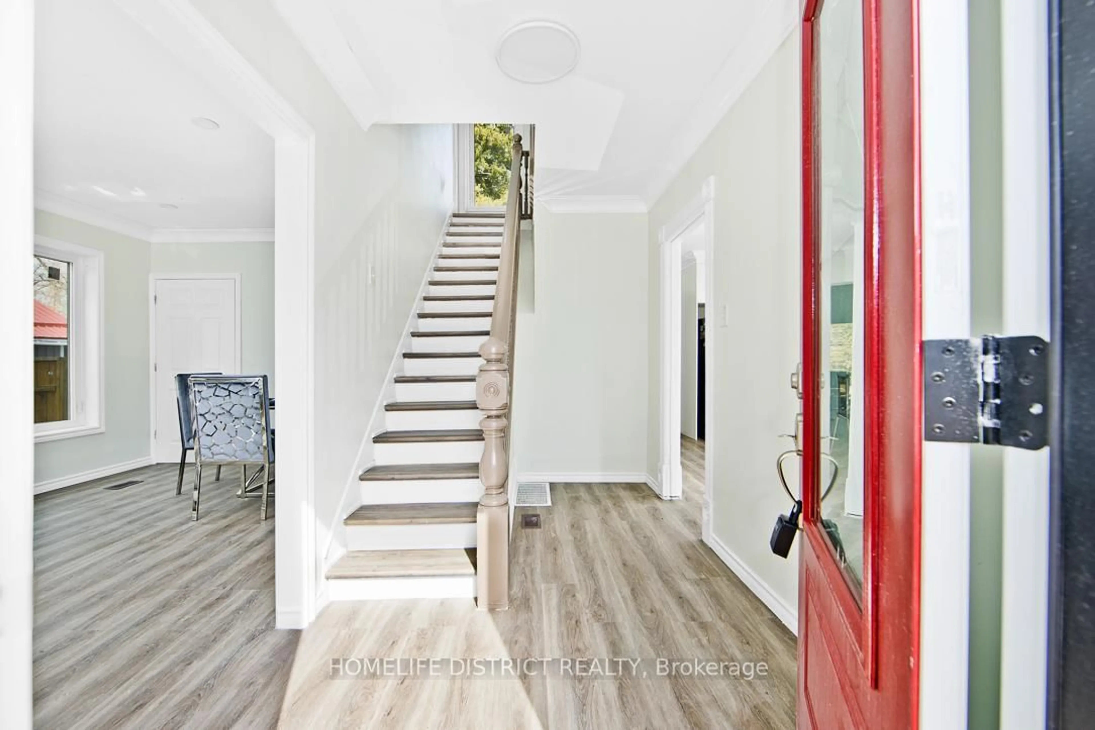 Indoor entryway for 84 Forsyth St, Limoges Ontario K0K 2M0