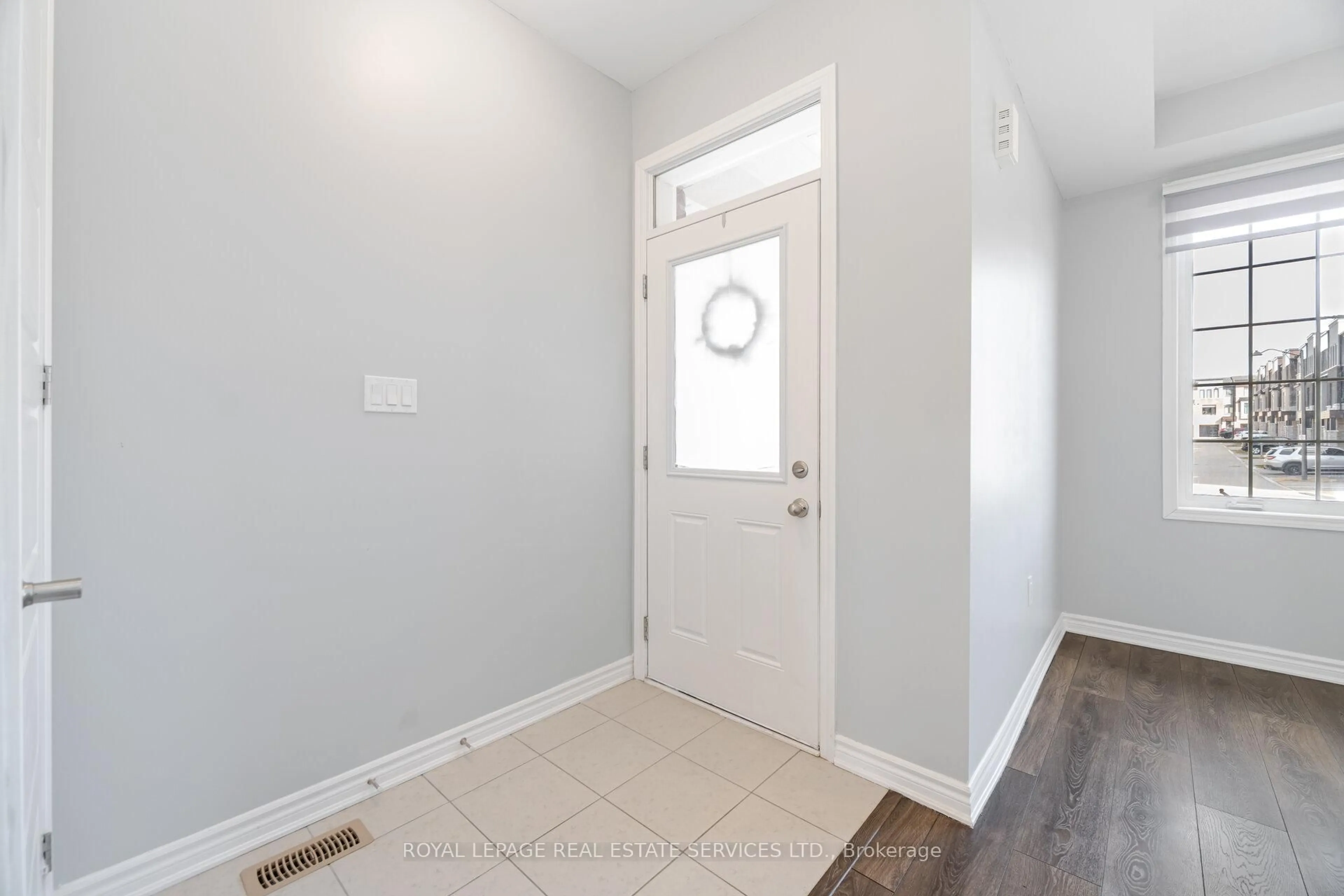 Indoor entryway for 291 Equestrian Way, Cambridge Ontario N3E 0C7