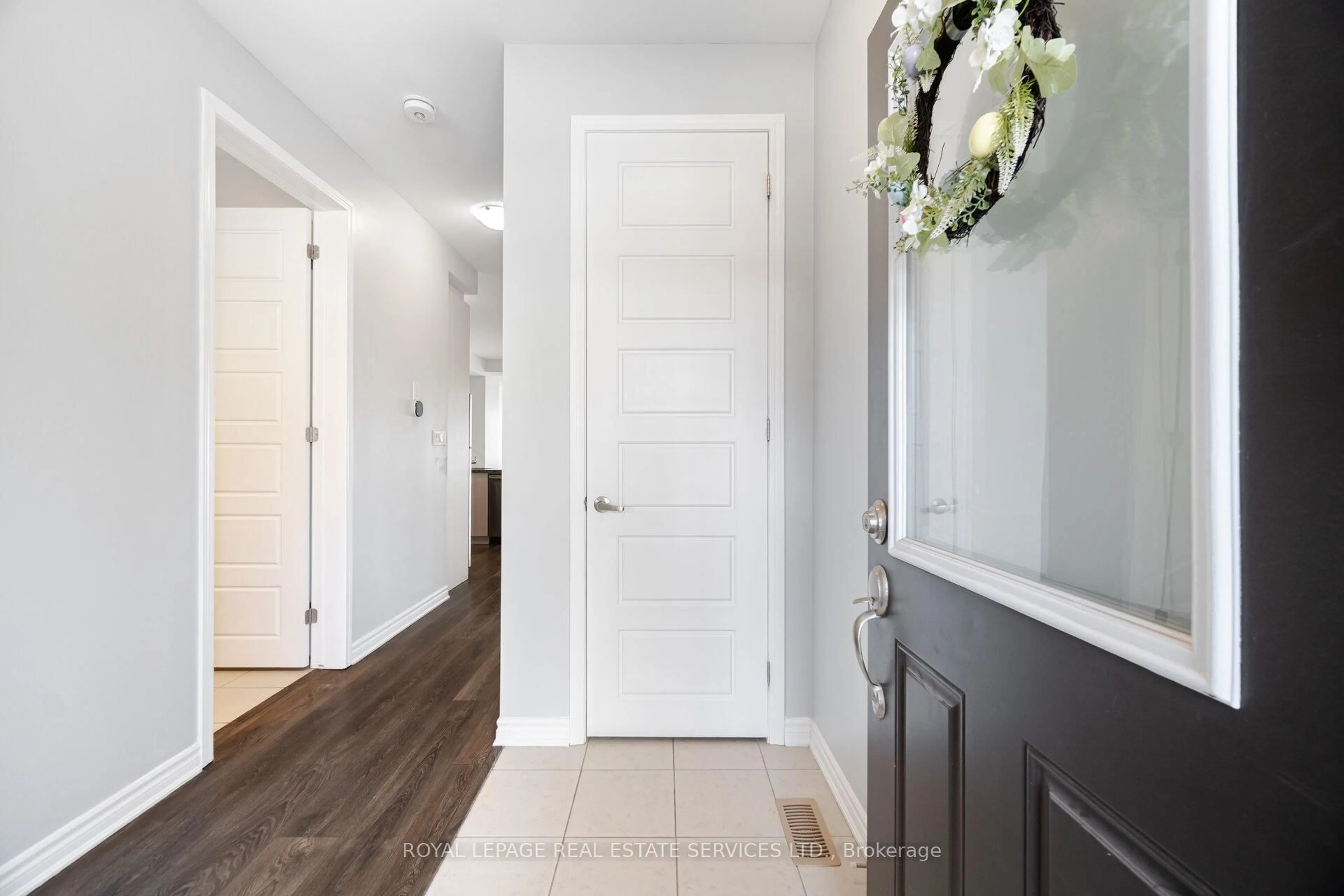 Indoor entryway for 291 Equestrian Way, Cambridge Ontario N3E 0C7