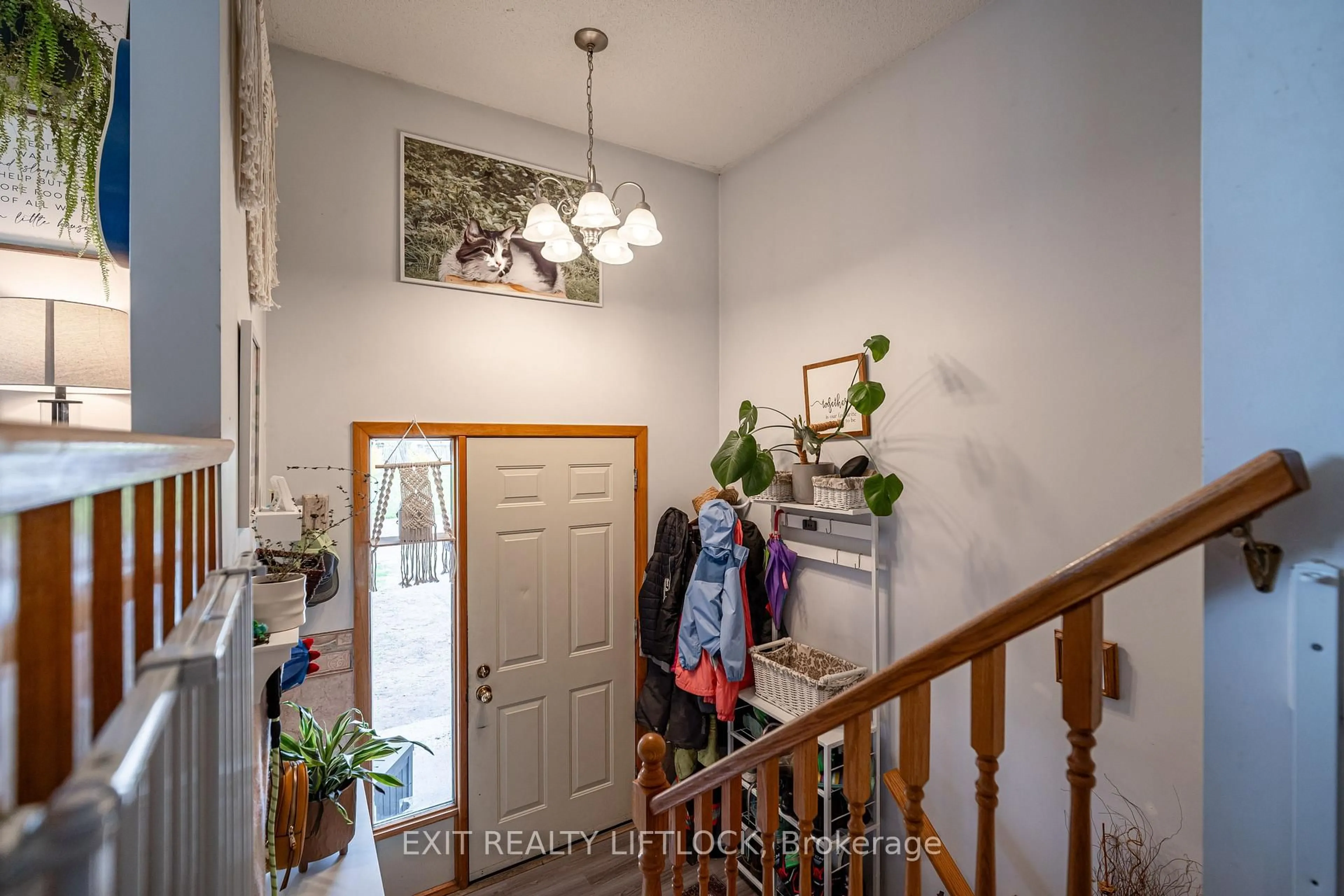 Indoor entryway for 2519 Foxmeadow Rd, Peterborough East Ontario K9L 1X2