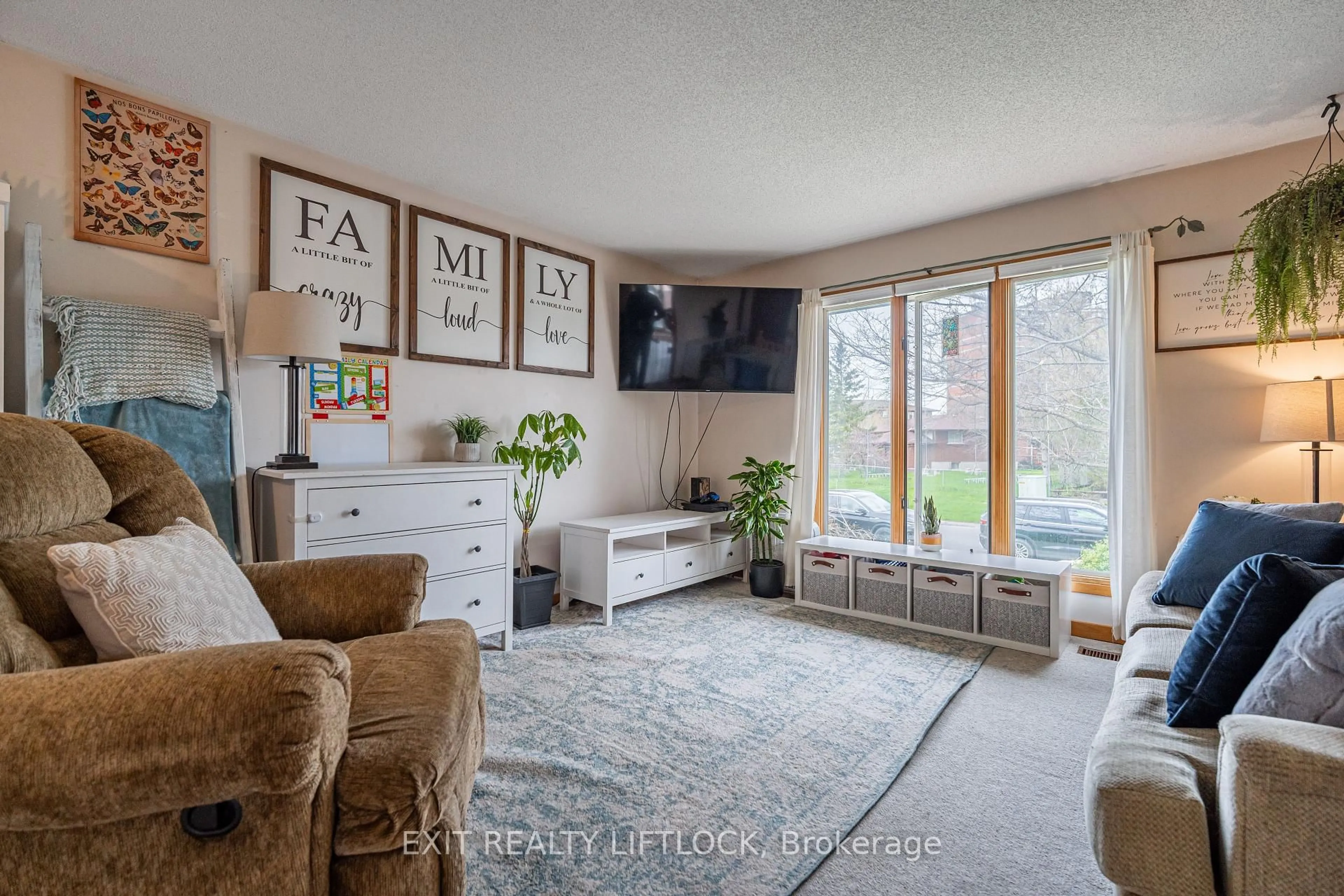 Living room with furniture, unknown for 2519 Foxmeadow Rd, Peterborough East Ontario K9L 1X2