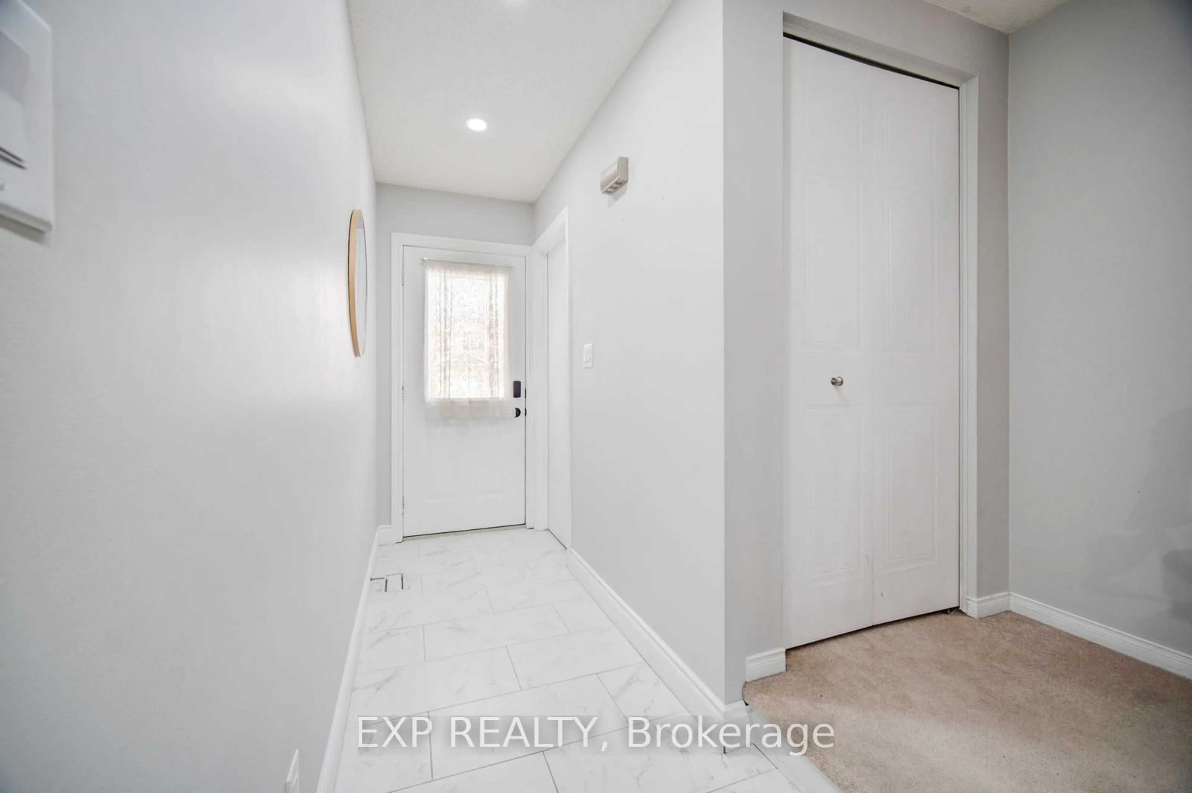 Indoor entryway for 179 HENHOEFFER Cres, Kitchener Ontario N2E 9H1