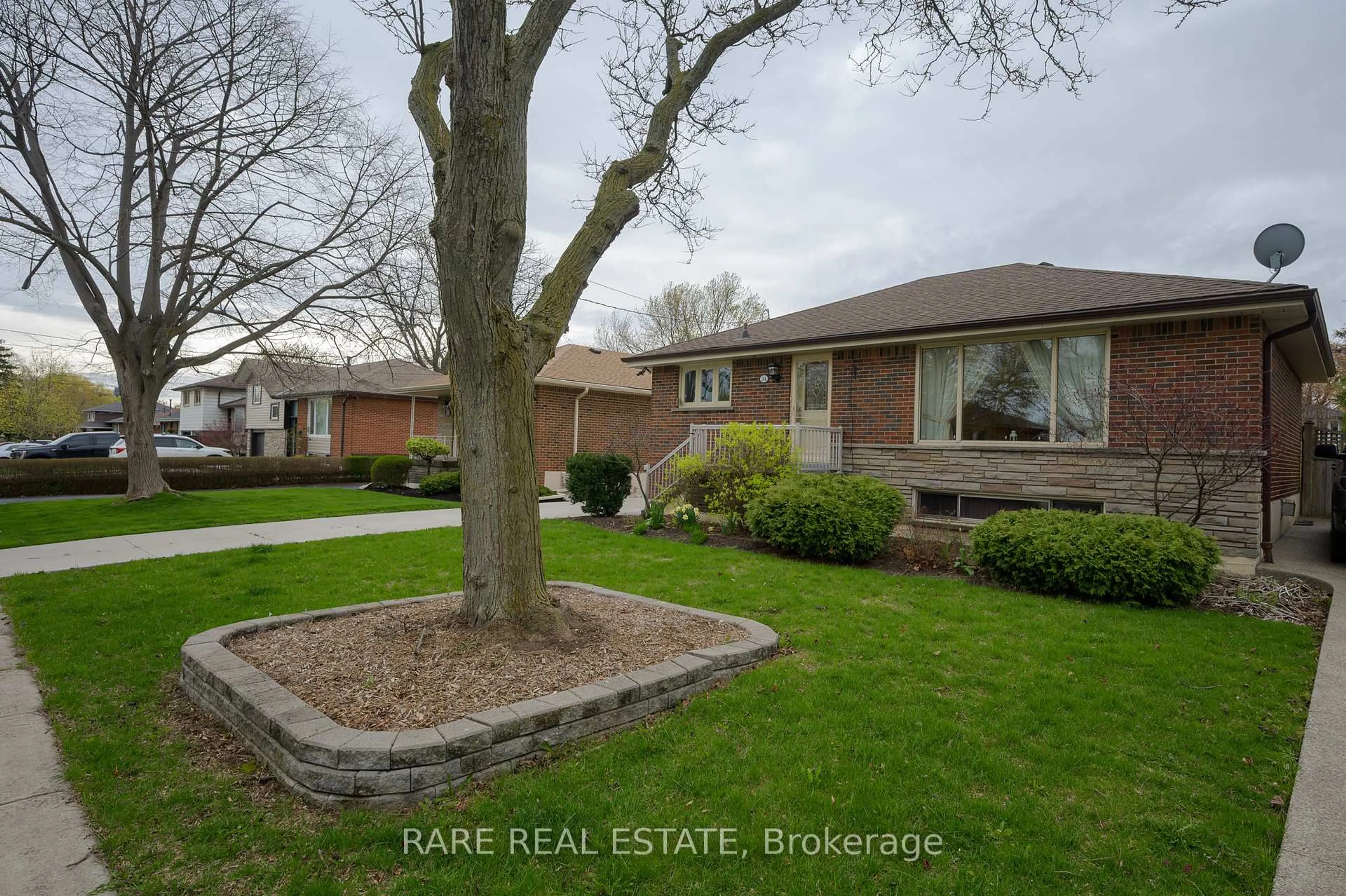 A pic from outside/outdoor area/front of a property/back of a property/a pic from drone, street for 34 CARMEN Ave, Hamilton Ontario L8V 2H6