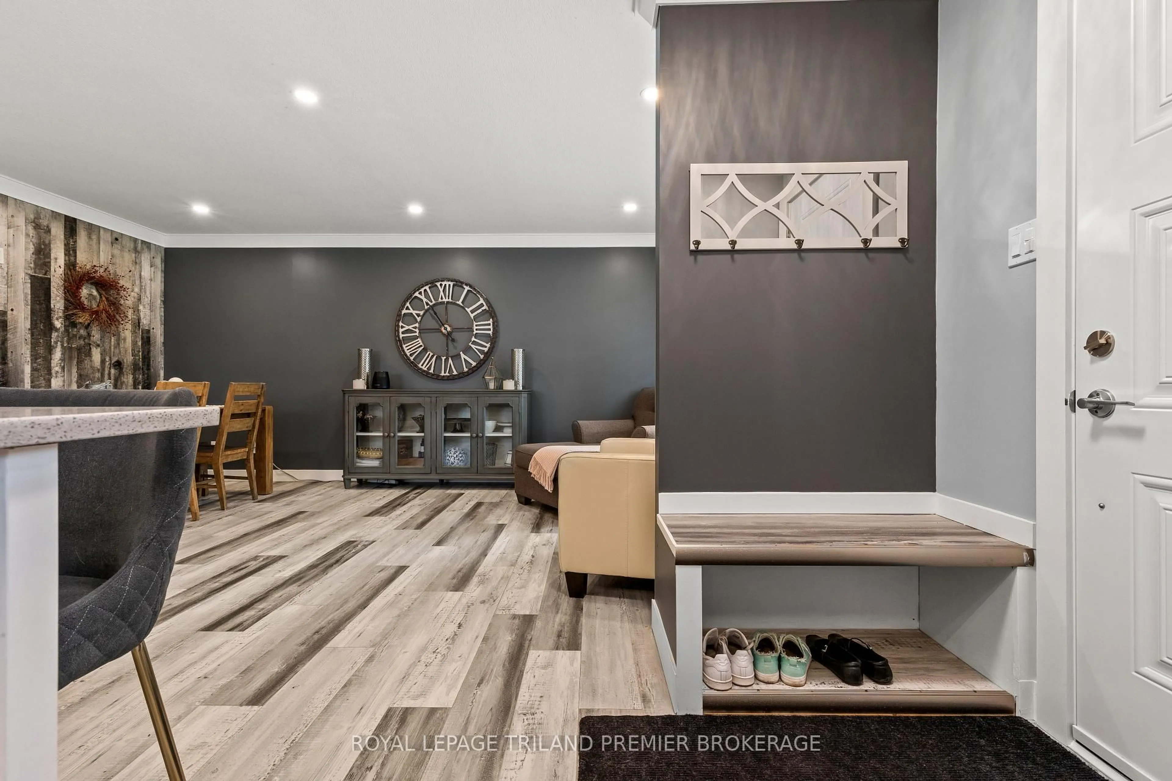 Indoor entryway for 251 Highview Cres, London South Ontario N6J 4E1