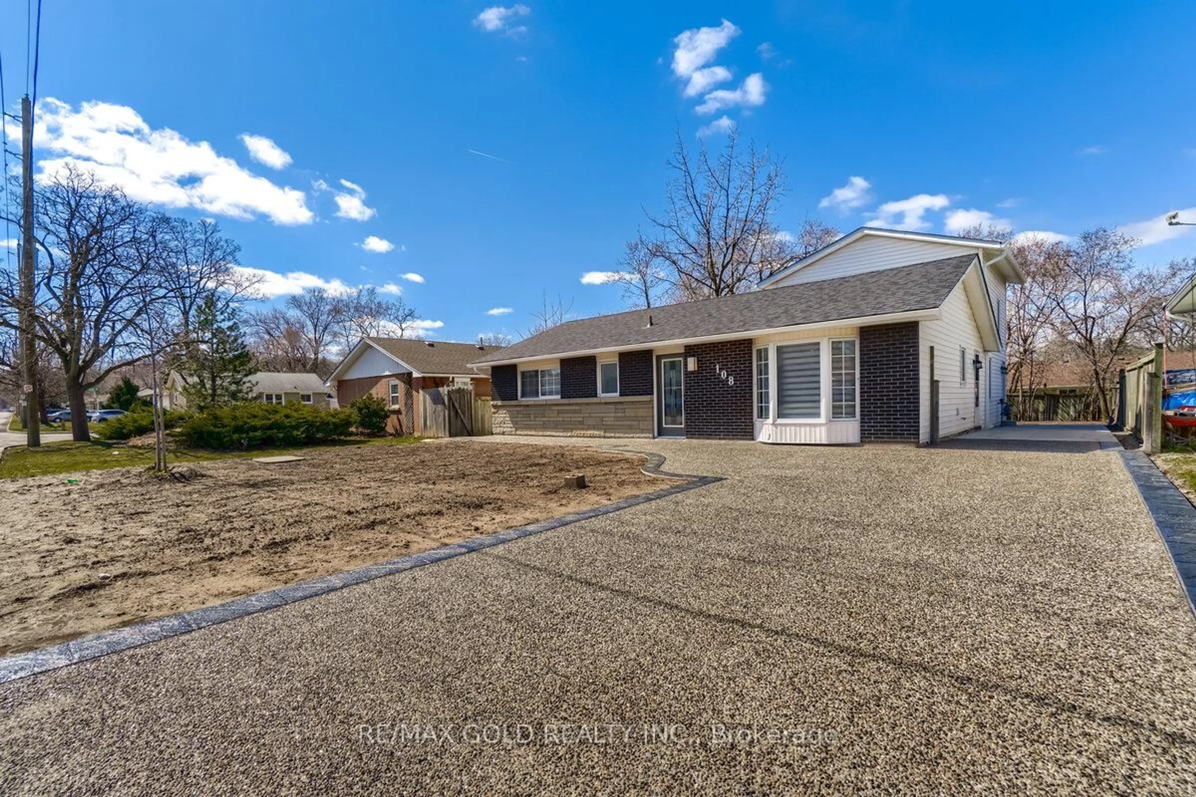 A pic from outside/outdoor area/front of a property/back of a property/a pic from drone, street for 108 Jacobson Ave, St. Catharines Ontario L2T 3A3