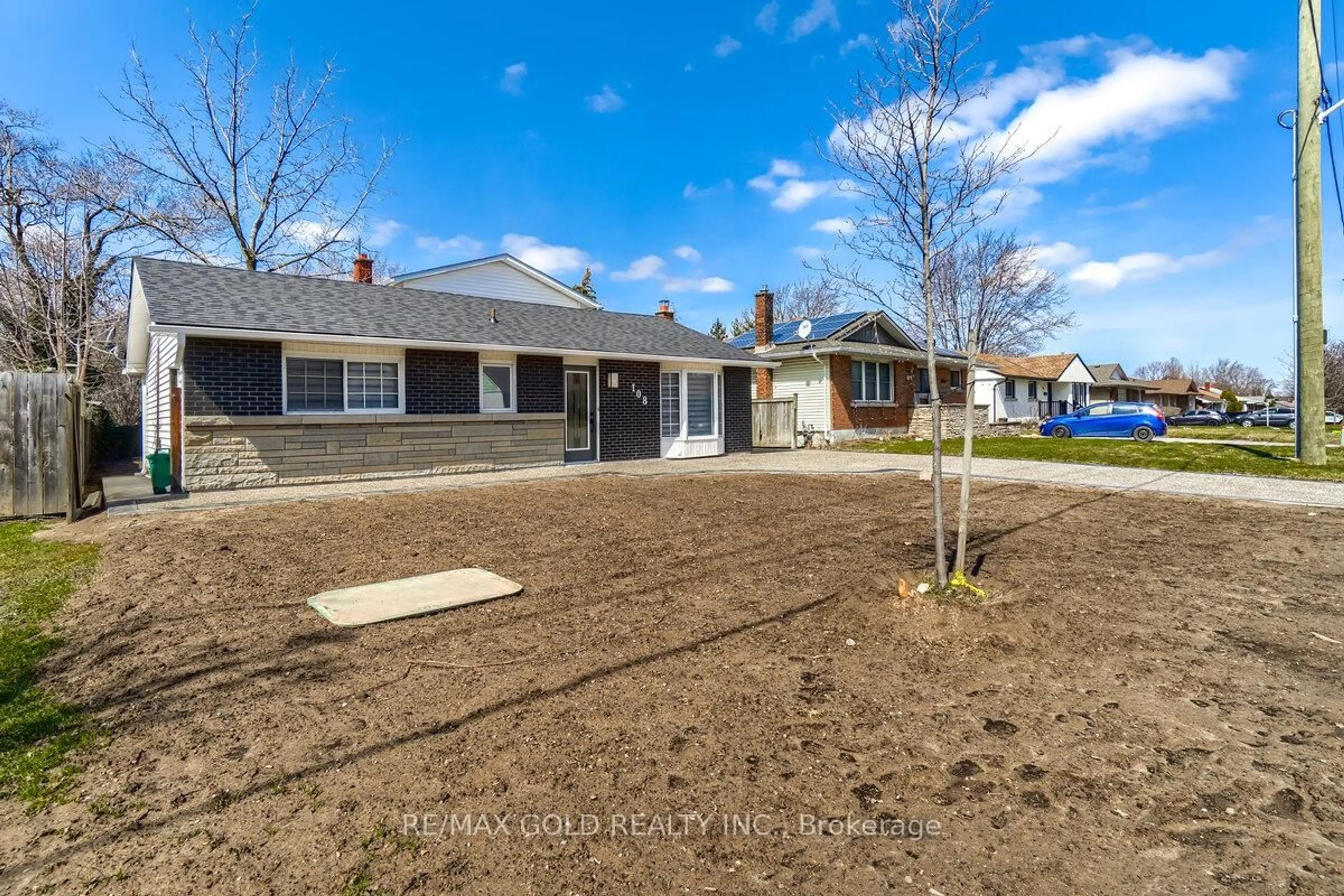 A pic from outside/outdoor area/front of a property/back of a property/a pic from drone, street for 108 Jacobson Ave, St. Catharines Ontario L2T 3A3