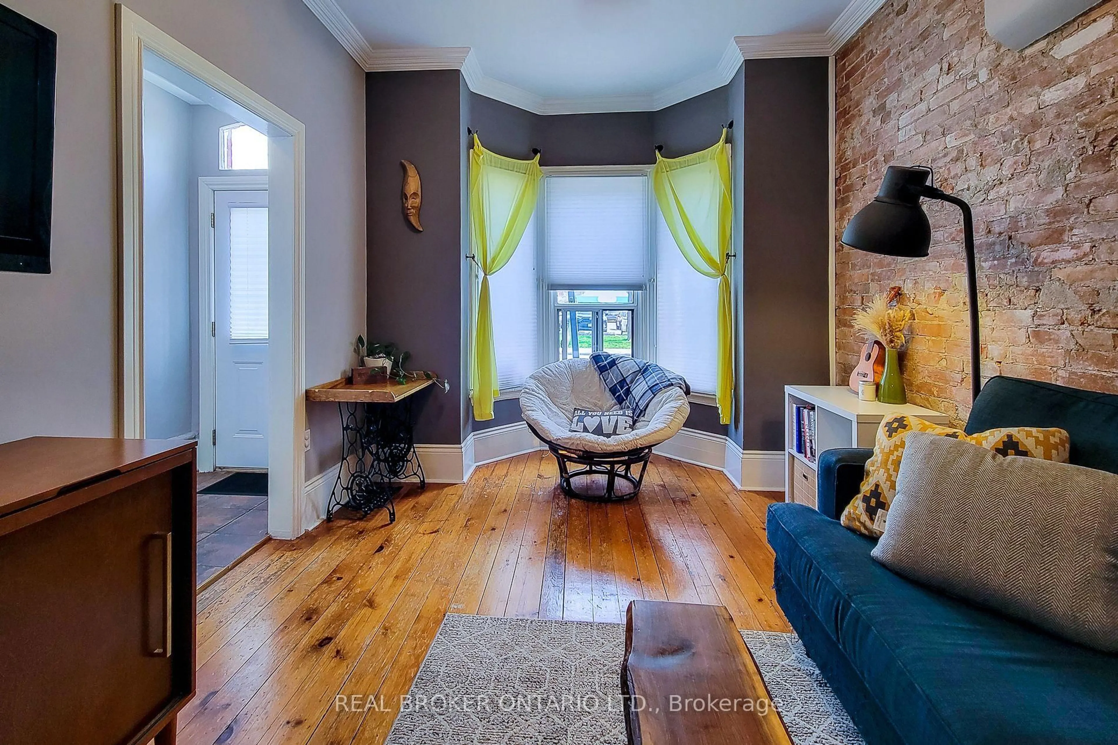 Living room with furniture, unknown for 279 Mary St, Hamilton Ontario L8L 4W3
