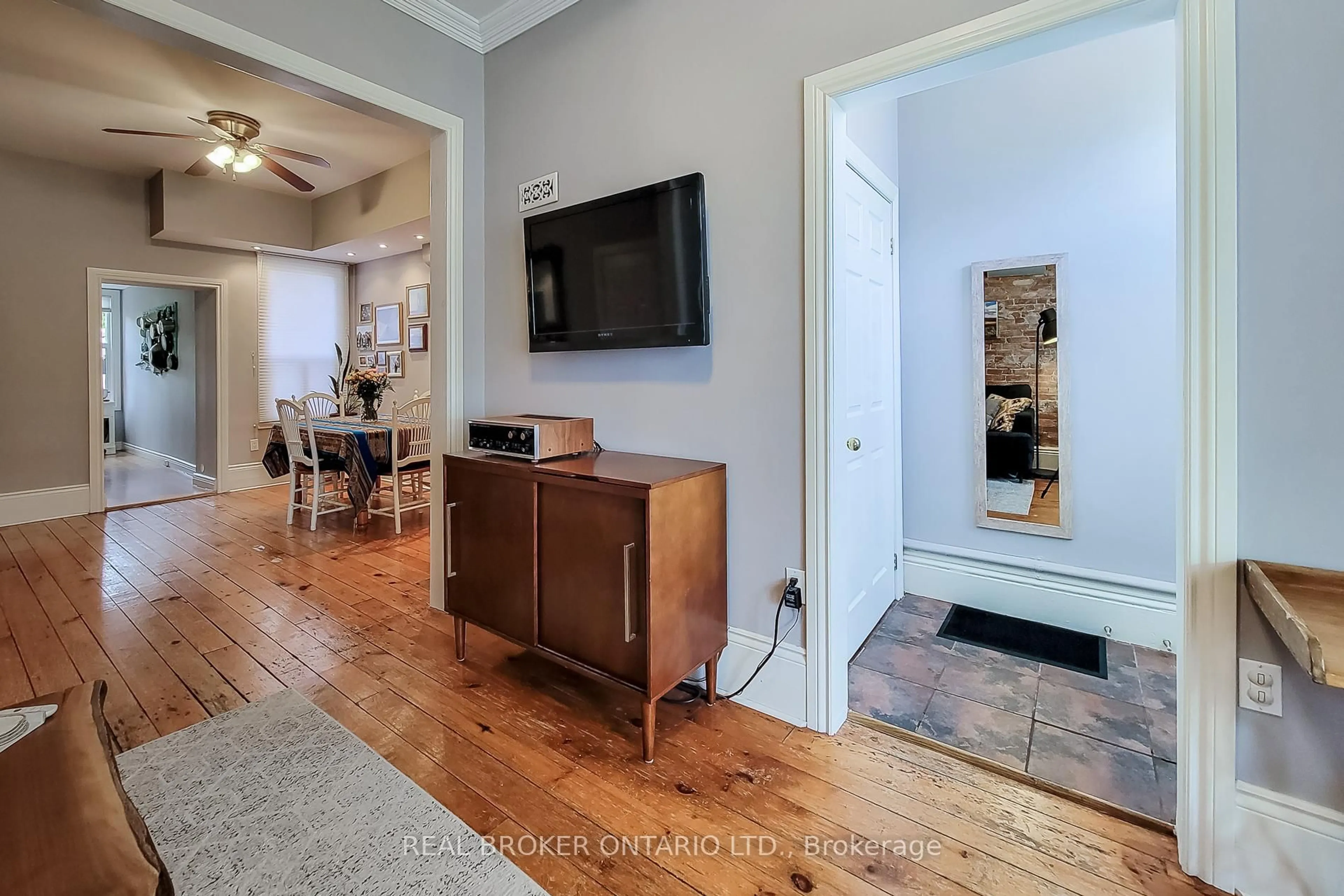 Indoor entryway for 279 Mary St, Hamilton Ontario L8L 4W3