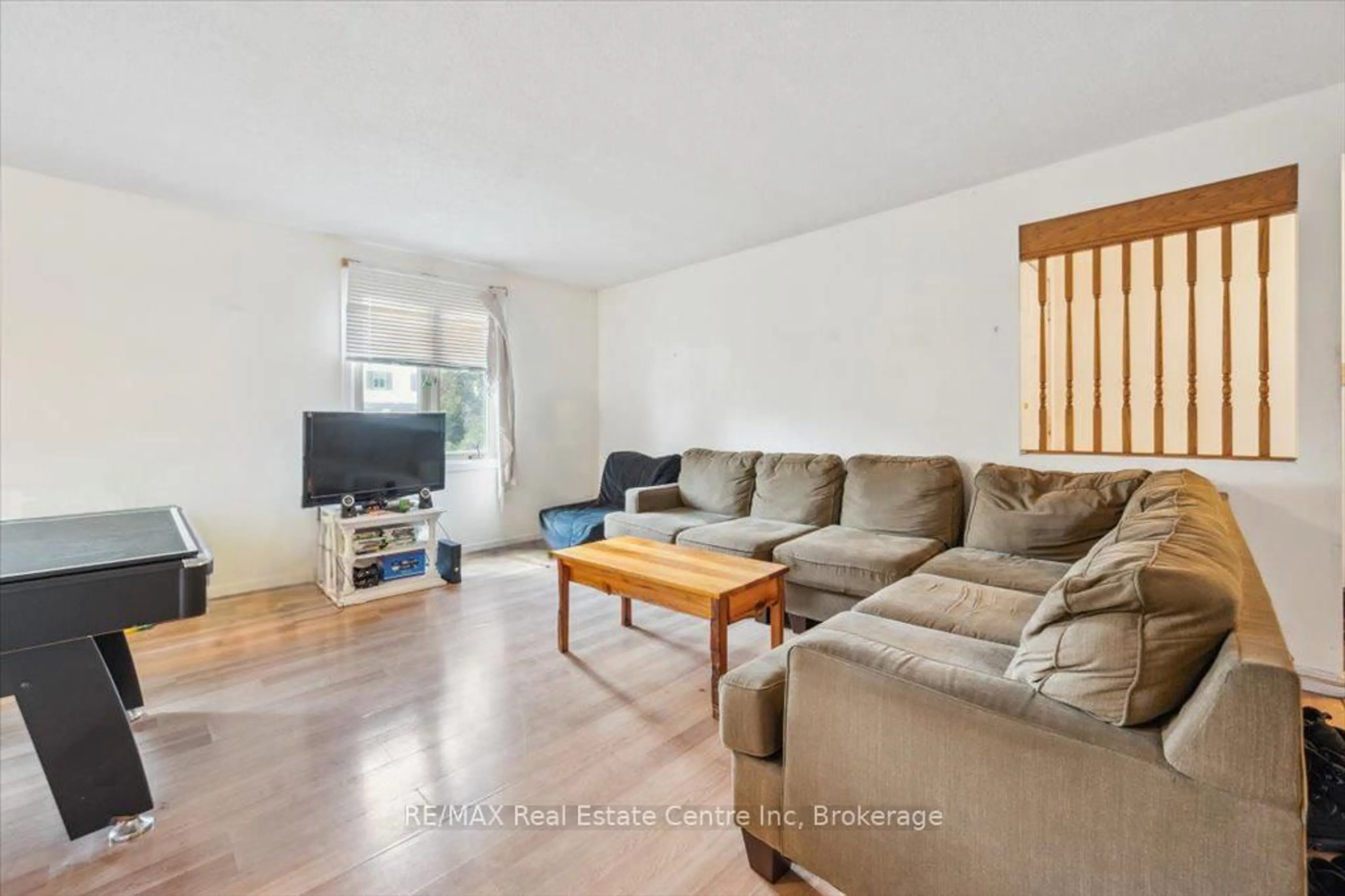 Living room with furniture, unknown for 407 IRONWOOD Rd, Guelph Ontario N1G 3R2