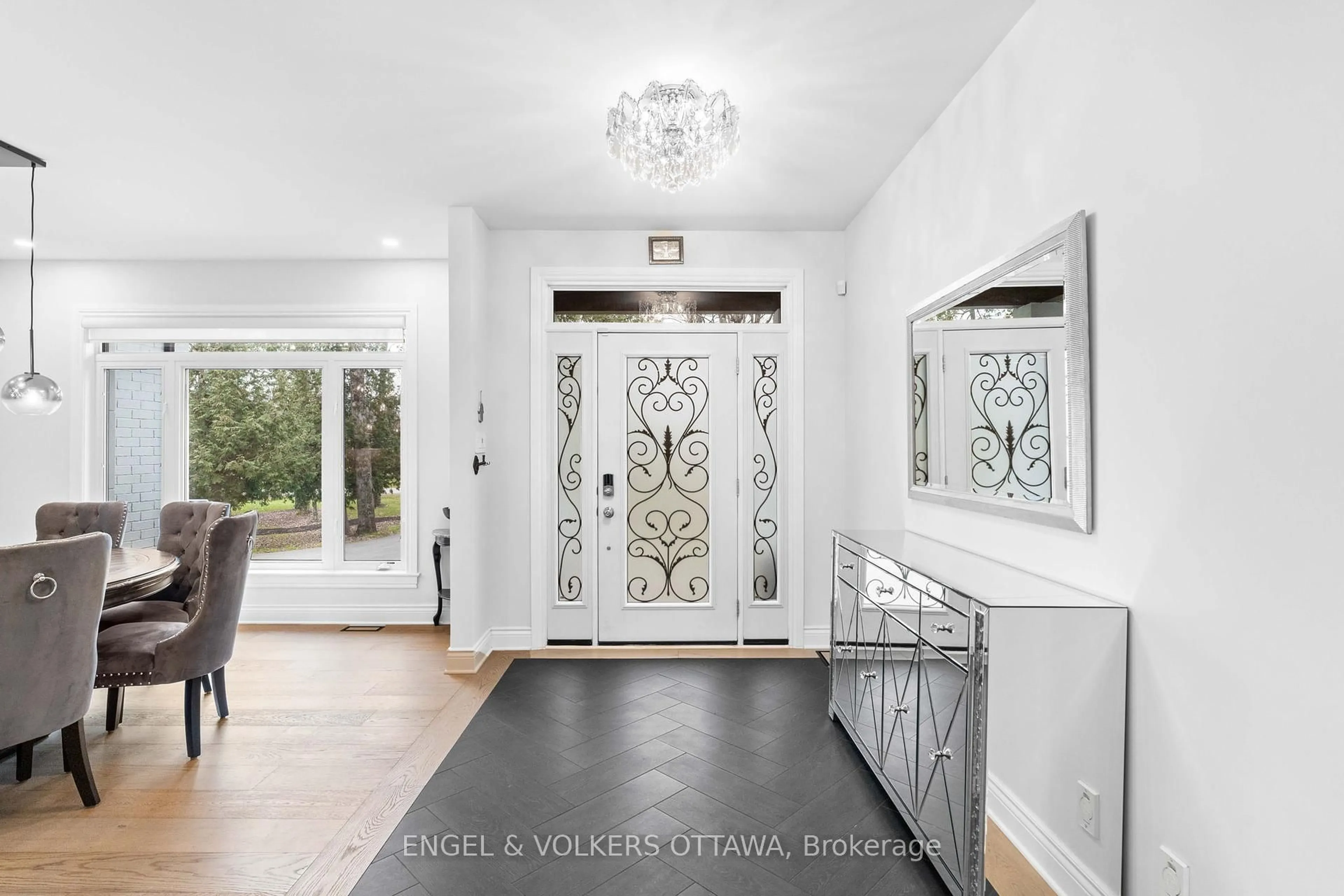 Indoor entryway for 1108 Meadowshire Way, Manotick Ontario K4M 0A5