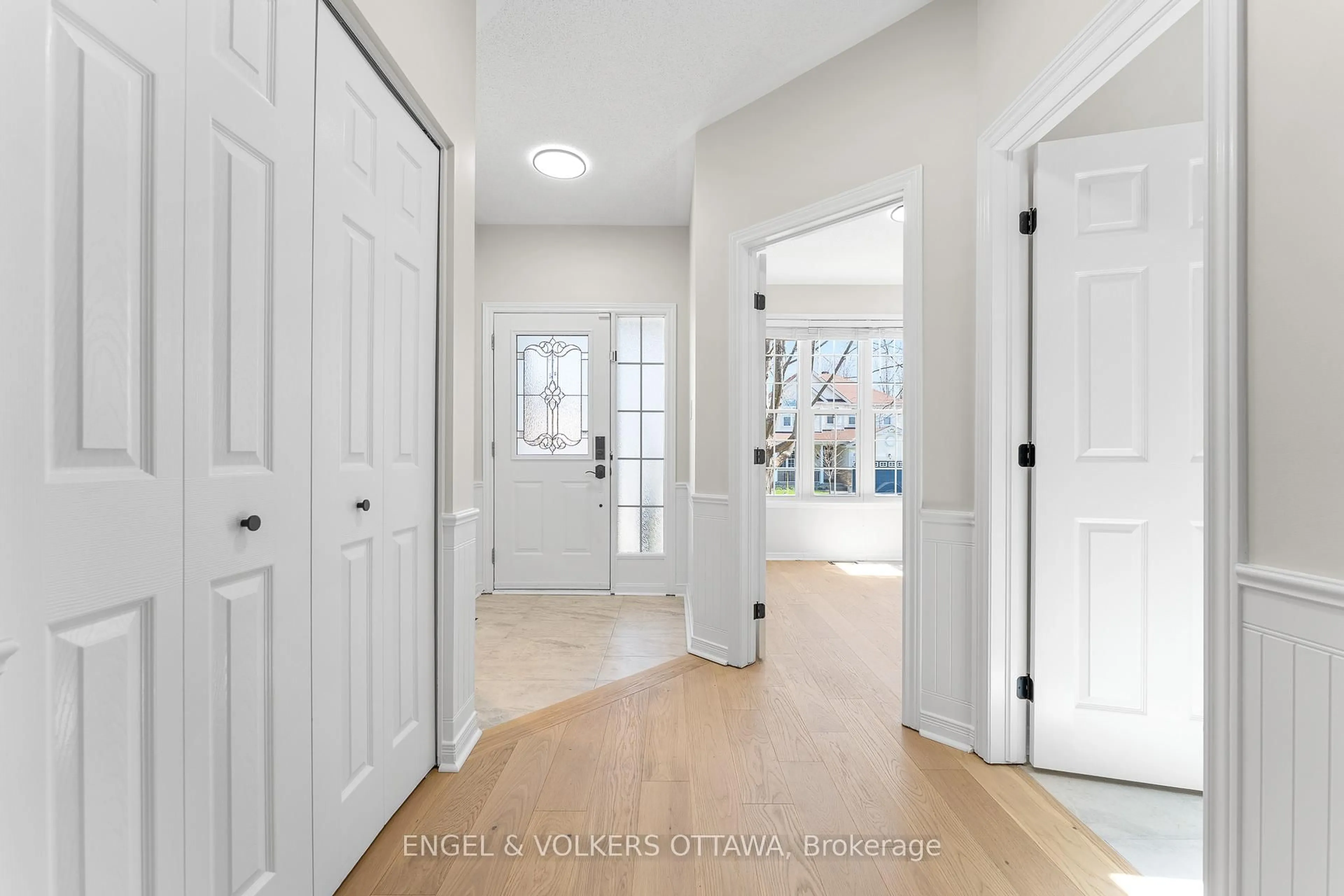Indoor entryway for 209 Allgrove Way, Ottawa Ontario K2S 2H7