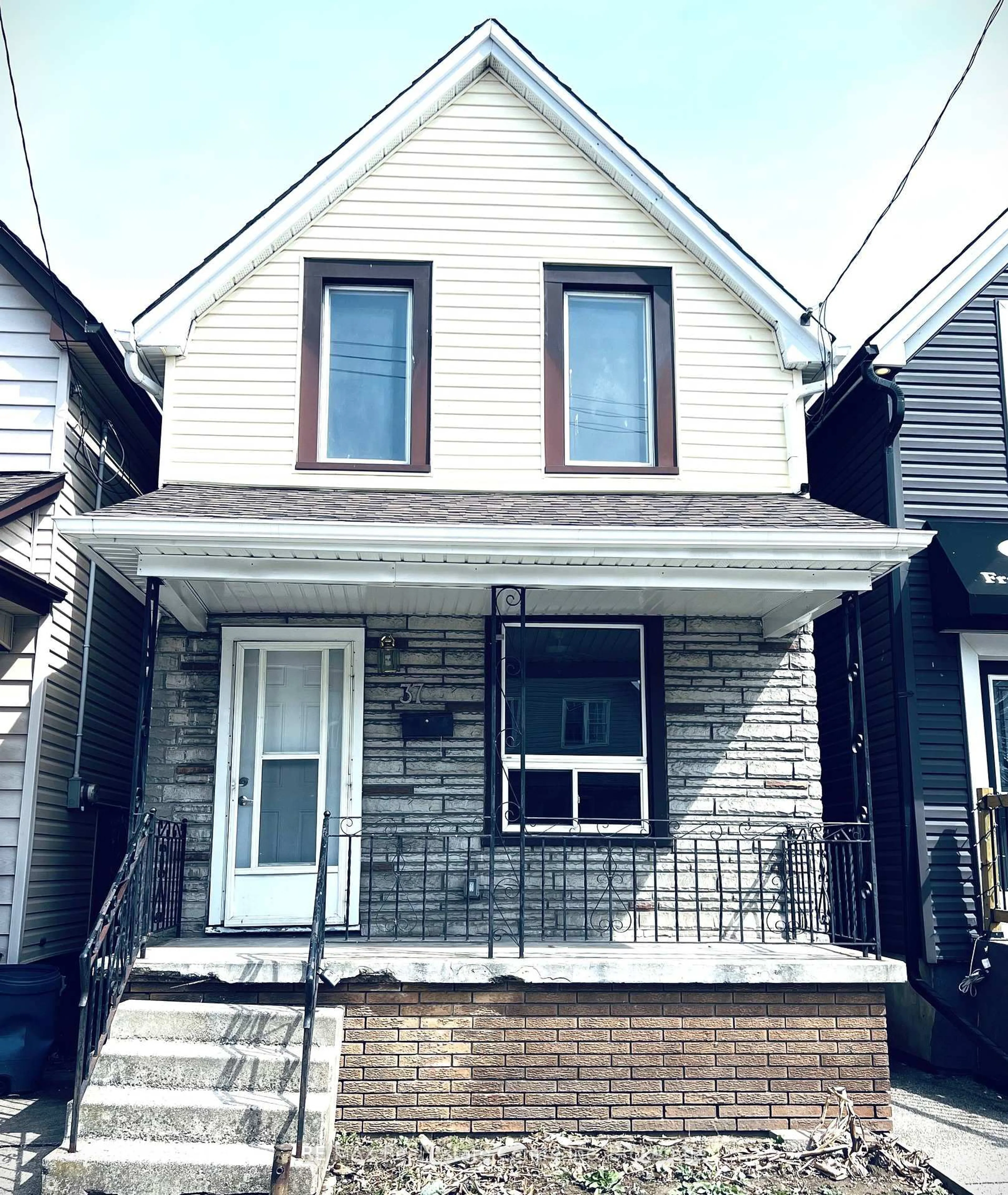 Home with vinyl exterior material, street for 37 Francis St, Hamilton Ontario L8L 3T9