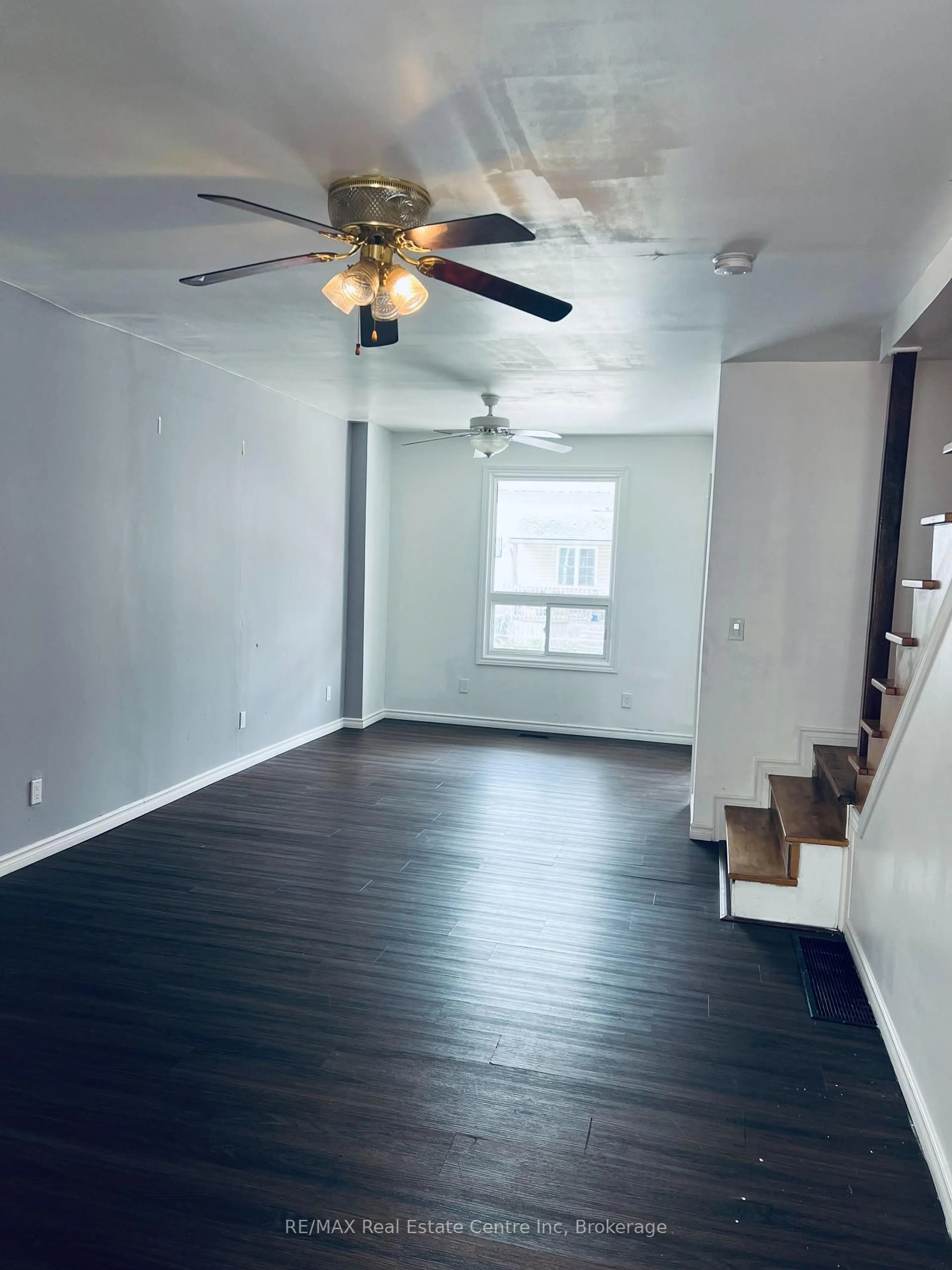 A pic of a room for 37 Francis St, Hamilton Ontario L8L 3T9