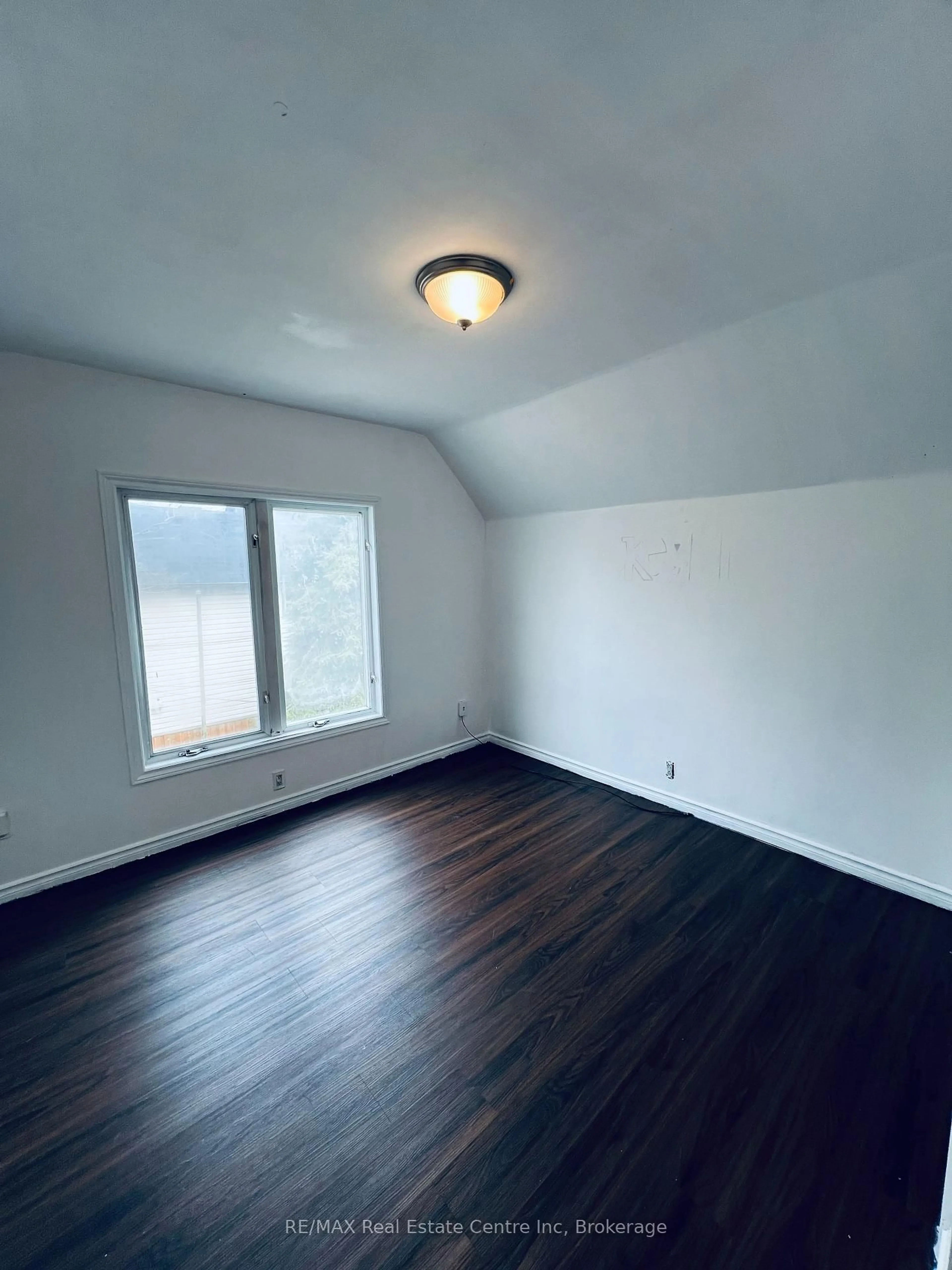 A pic of a room for 37 Francis St, Hamilton Ontario L8L 3T9